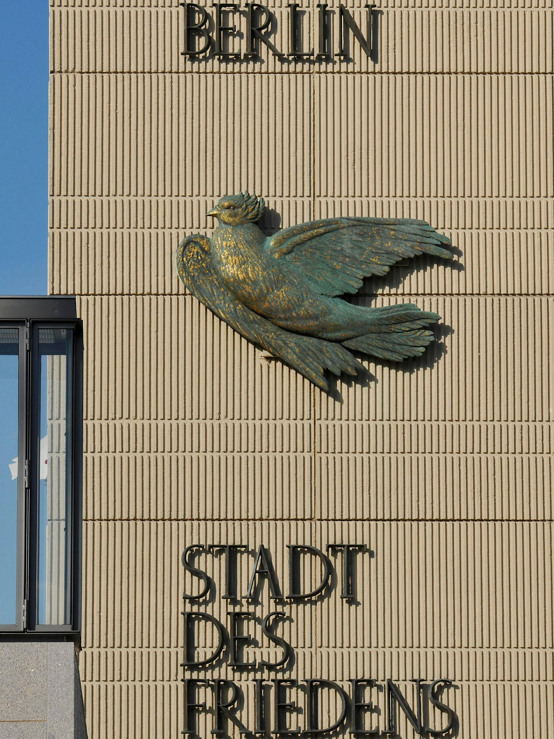 Die Friedenstaube auf einem Plattenbau im Nikolaiviertel.