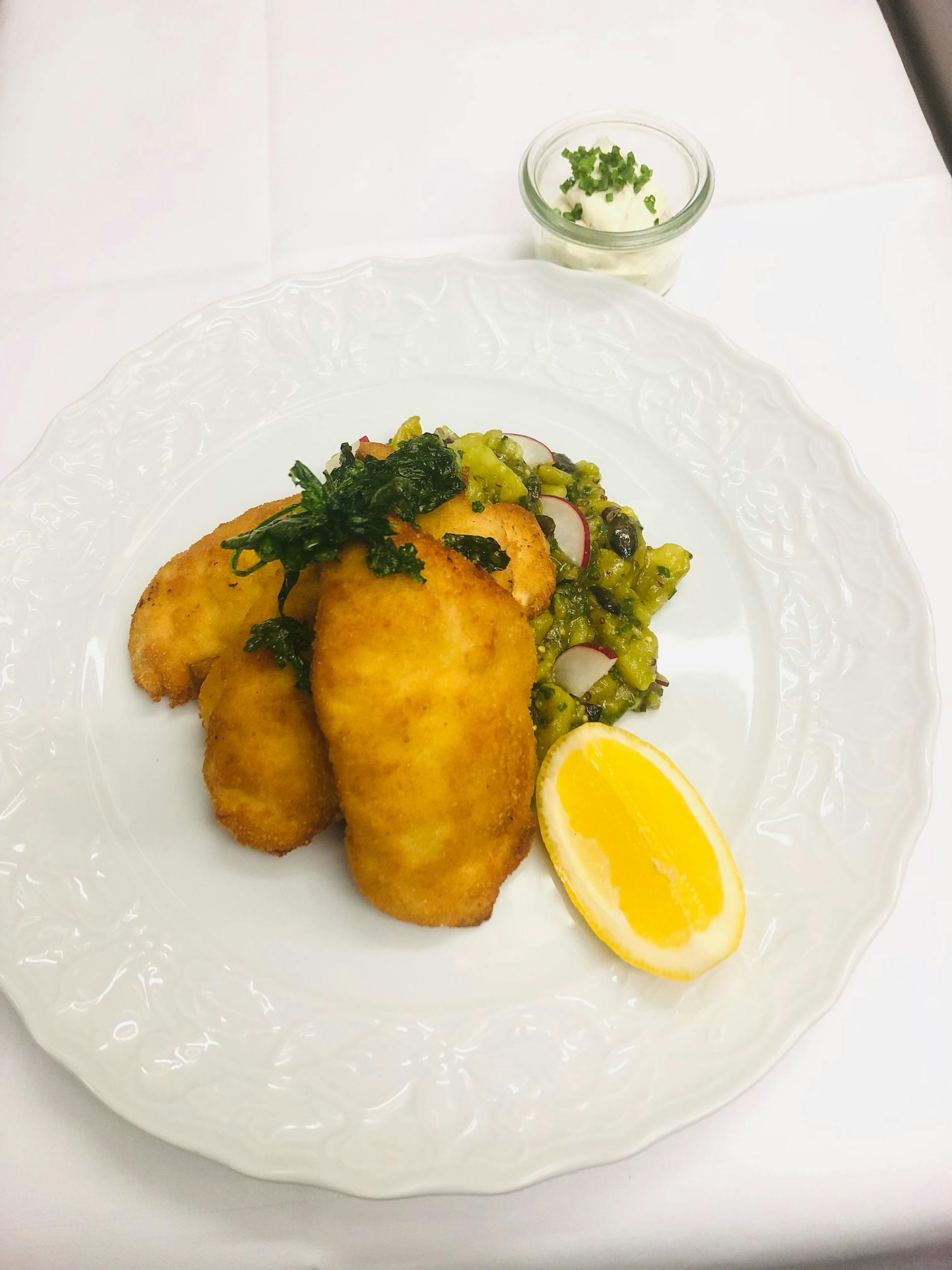 Der Hit im Westen: Backhendl mit Kartoffelsalat.