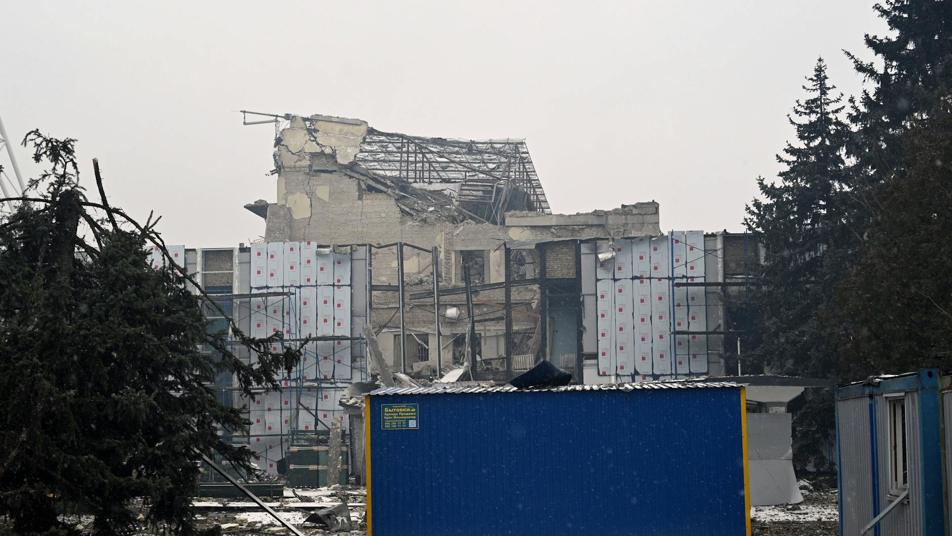 Blick auf ein zerstörtes Gebäude nach einem russischen Militärschlag auf einen Fernsehturm in der Nähe von Babyn Jar in Kiew, Ukraine, vom 2. März 2022