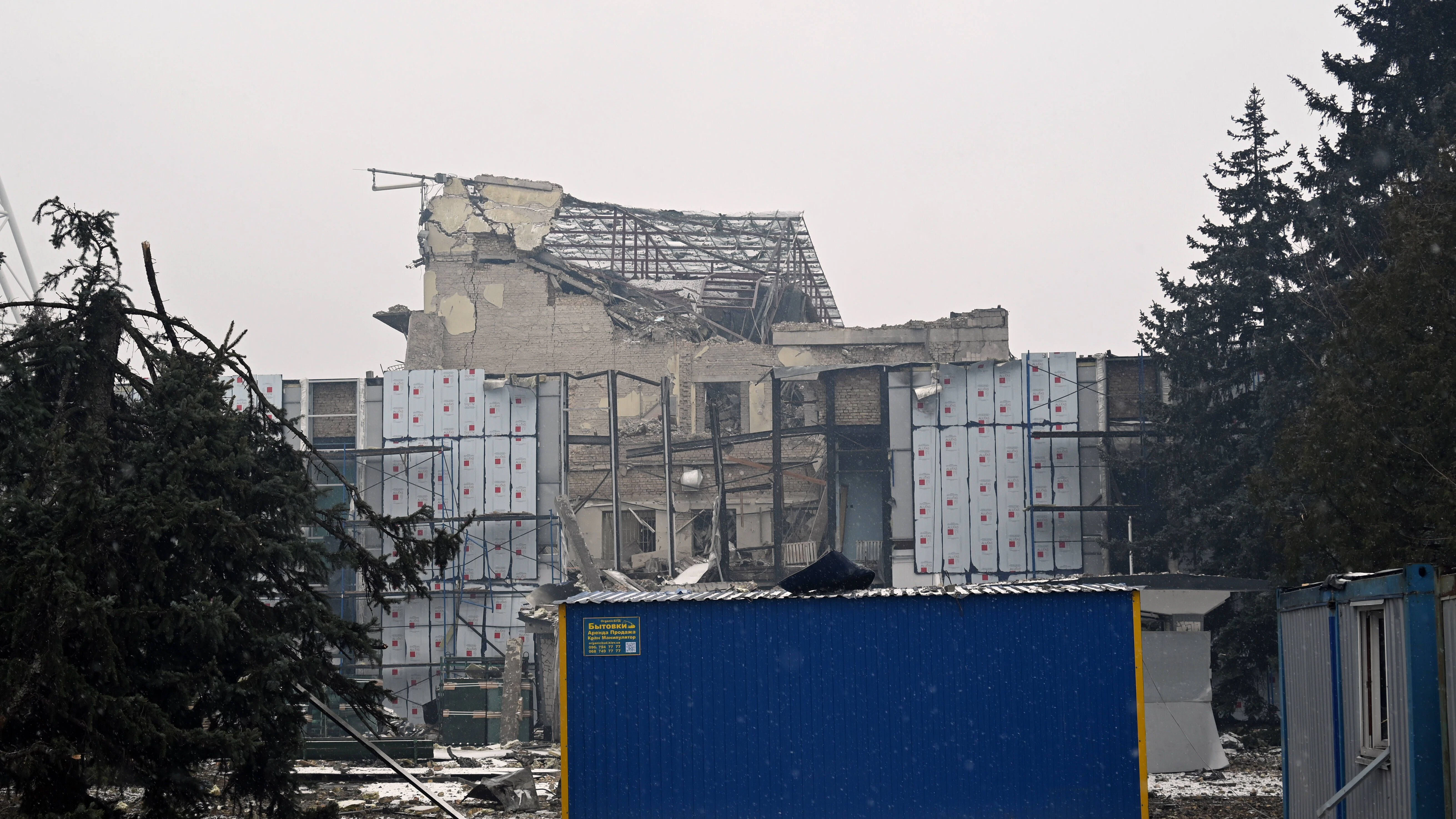 Blick auf ein zerstörtes Gebäude nach einem russischen Militärschlag auf einen Fernsehturm in der Nähe von Babyn Jar in Kiew, Ukraine, vom 2. März 2022