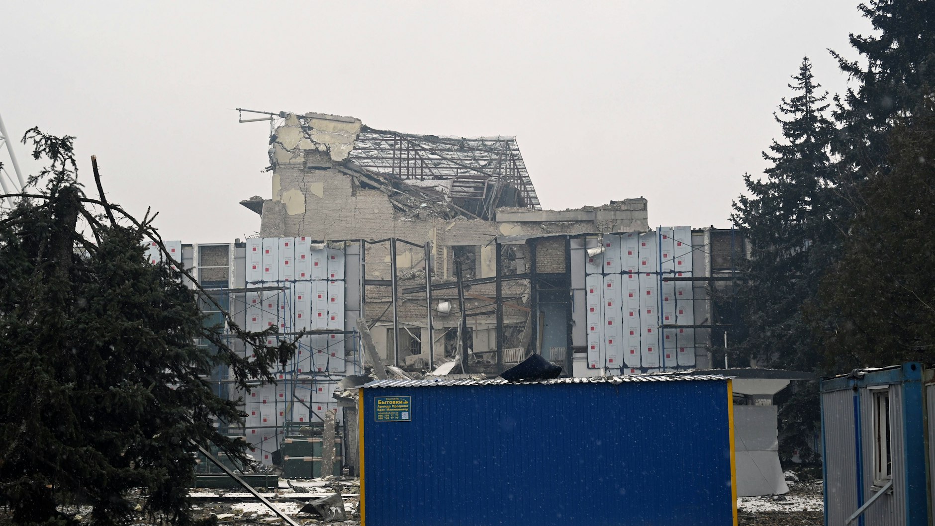 Blick auf ein zerstörtes Gebäude nach einem russischen Militärschlag auf einen Fernsehturm in der Nähe von Babyn Jar in Kiew, Ukraine, vom 2. März 2022