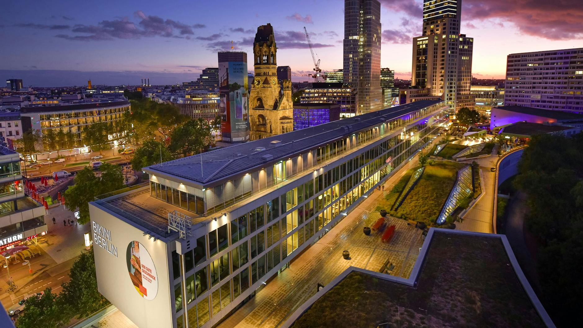 Blaue Stunde über dem Breitscheidplatz