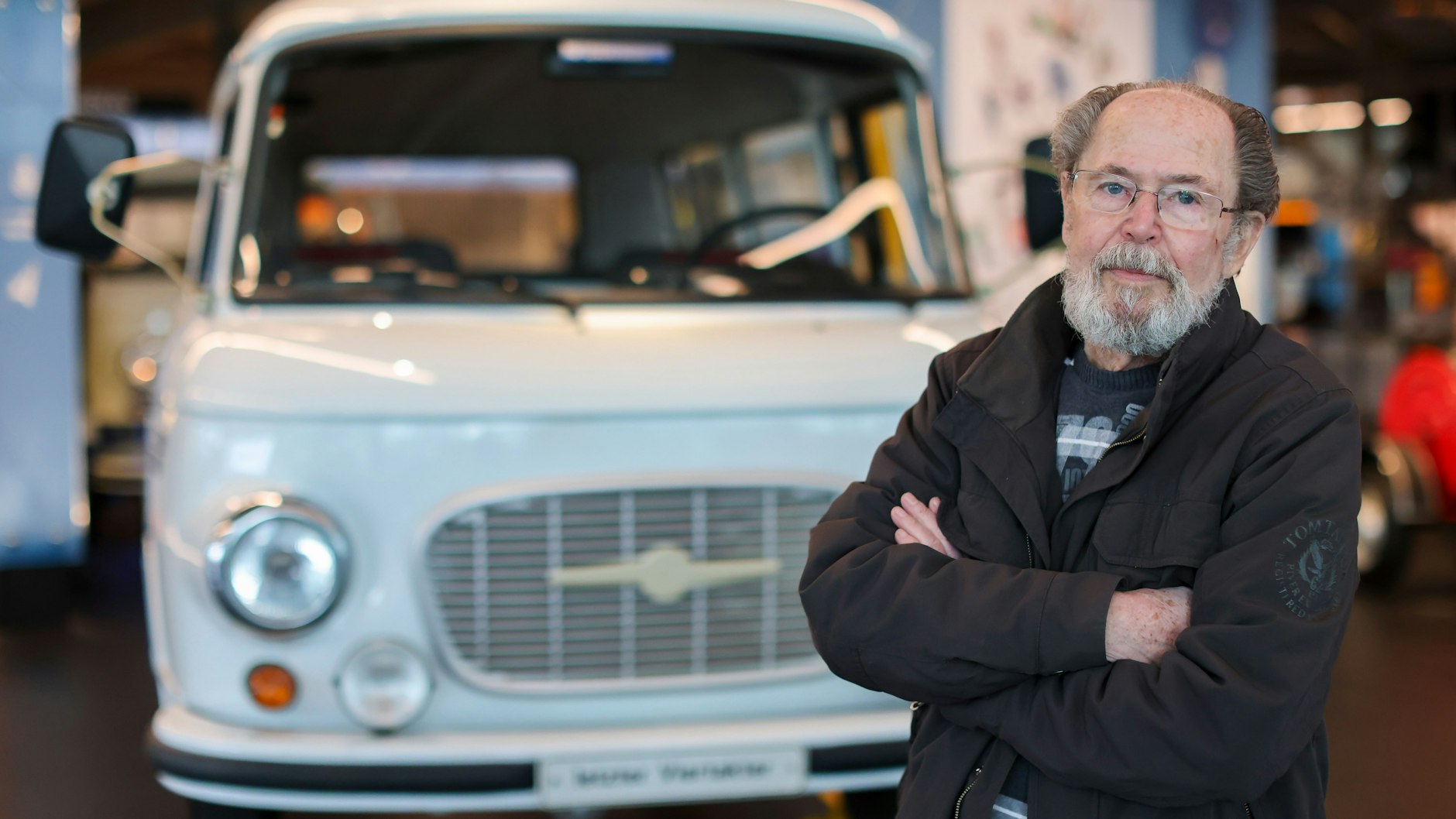 Jürgen Rehm, ehemaliger Konstrukteur der Barkas Werke, steht vor dem letzten vom Band gelaufenen Barkas 1000/1 mit Viertaktmotor.