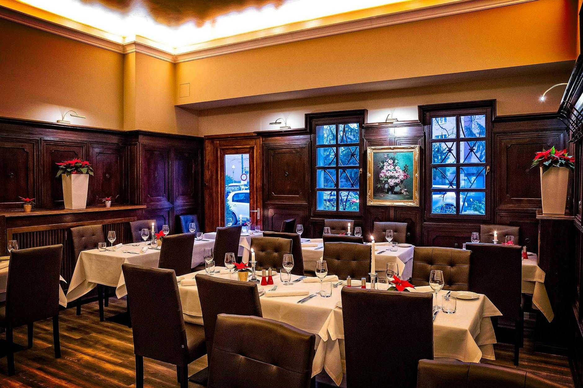 Gemütlich, dunkel vertäfelt und frisch eingedeckt: Der Gastraum von Lehmann's Gute Stube.