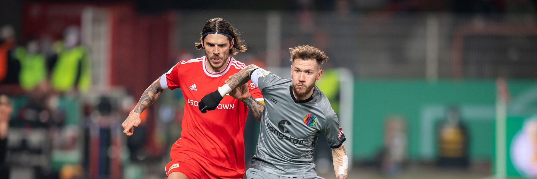 Christopher Trimmel ackert beim DFB-Pokalspiel gegen St. Pauli gegen seinen alten Ex-Kollegen Marcel Hartel.