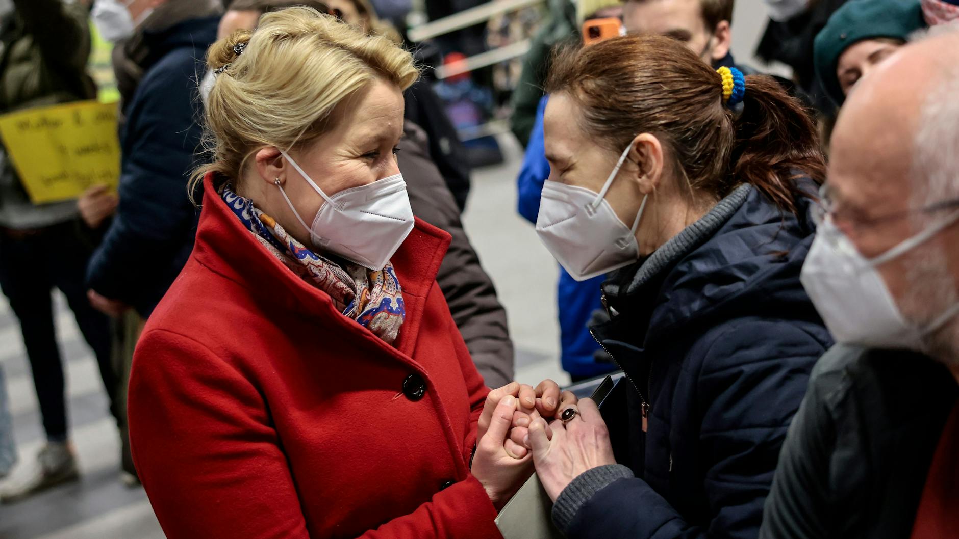 Franziska Giffey (SPD), Regierende Bürgermeisterin von Berlin, spricht in einer Notunterkunft mit einer geflüchteten Frau aus der Ukraine.