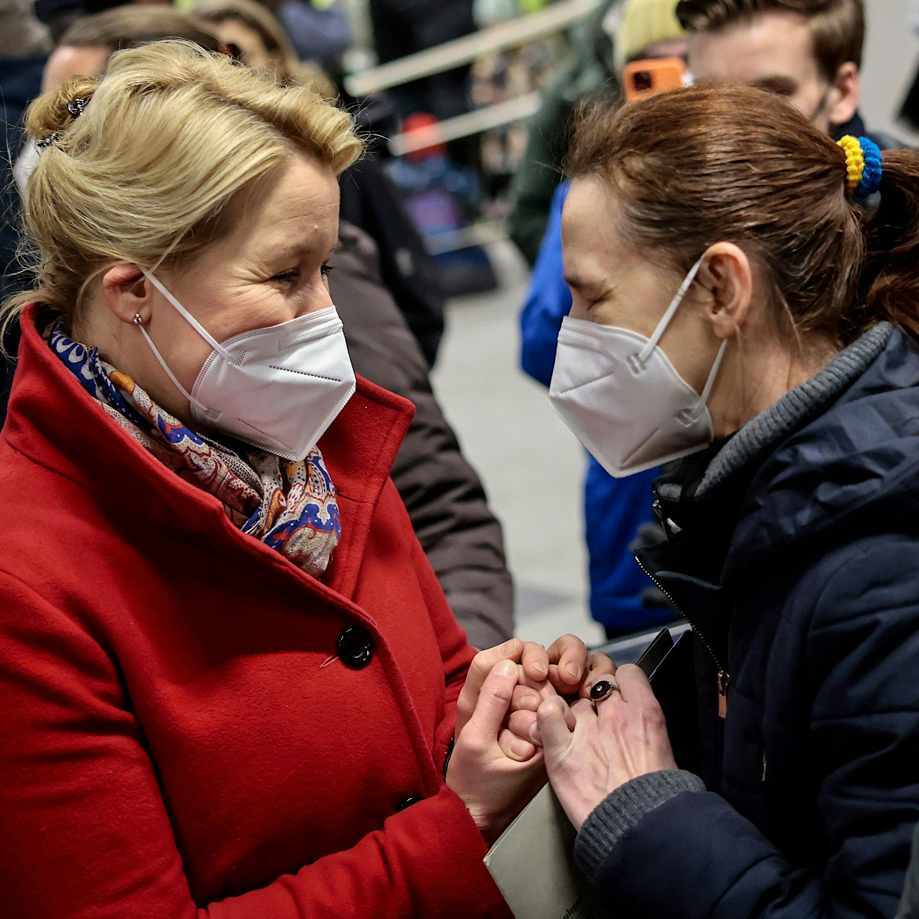 Tausende Ukrainer erreichen Berlin: Giffey am Hauptbahnhof