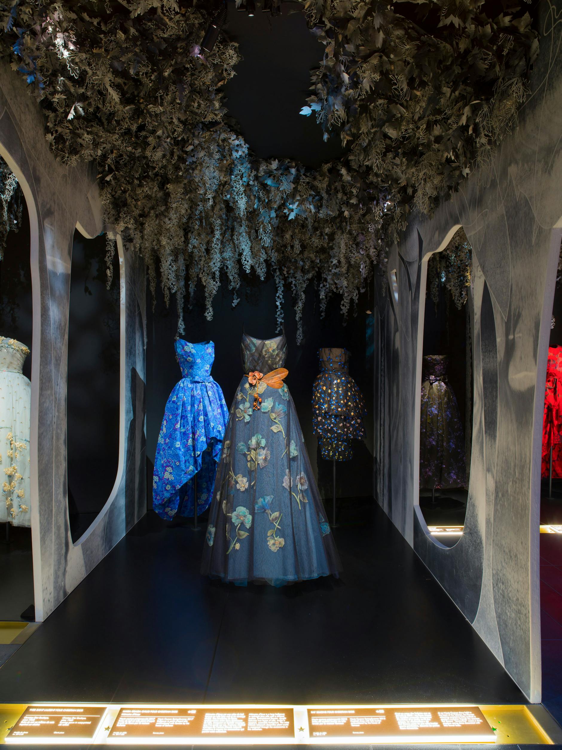 Mit der Eröffnung des mehrstöckigen Dior-Stores in der Rue Montaigne 30 am Sonnabend ist die über zweijährige Renovierung des Stammhauses feierlich abgeschlossen. Integriert ist ein atmosphärisches Museum, in dem die Besucher für 12 Euro in die Geschichte der französischen Marke eintauchen können.