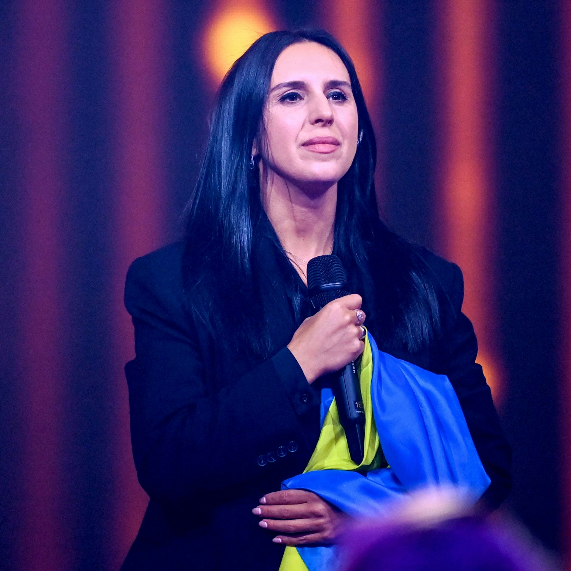 Die ukrainische Sängerin Jamala, steht bei der Show "Germany 12 Points - der deutsche ESC-Vorentscheid" auf der Bühne und hält ein bewegendes Plädoyer für den Frieden.