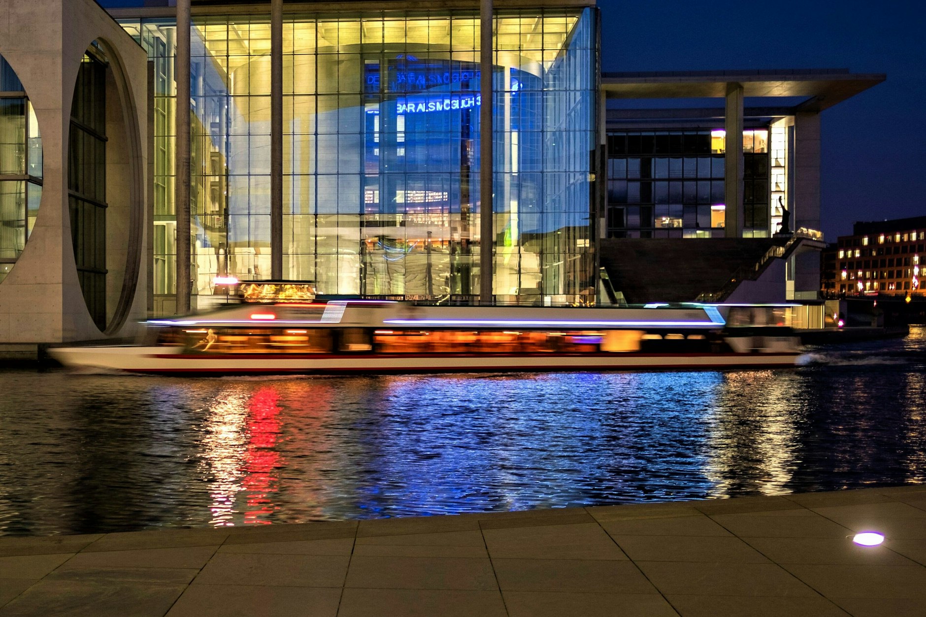 Eine Abendfahrt mit dem Schiff durch Berlin ist ein besonderes Highlight, denn die Großstadt versprüht am Abend einen ganz eigenen Charme.