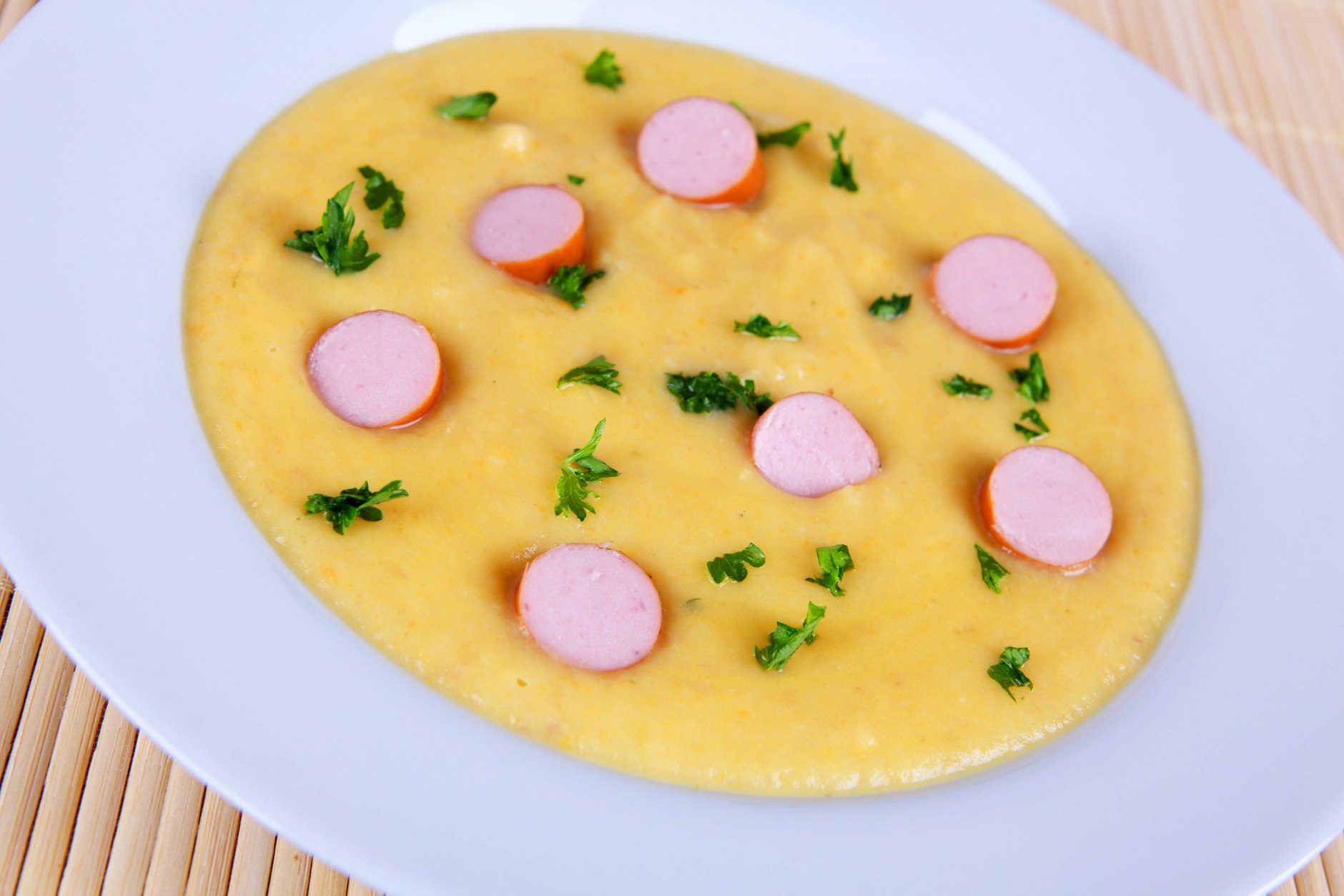 Die Buttermilch gibt dieser Kartoffelsuppe eine leicht saure Note. 