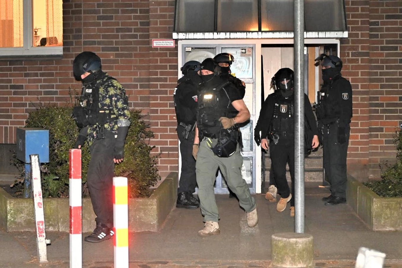 Polizisten bei der Razzia gegen mutmaßliche Erpresser.