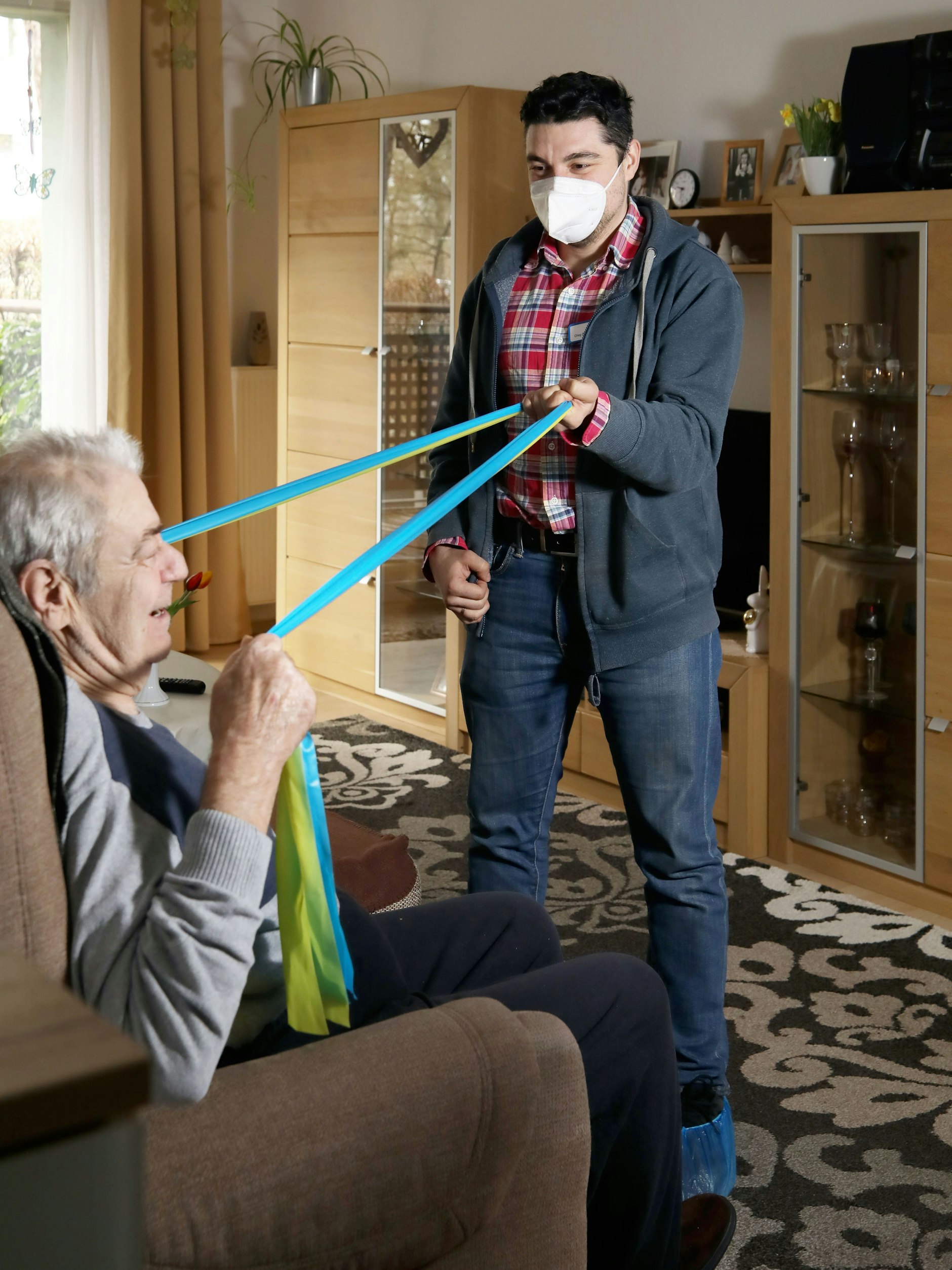 Training mit Burkhard Kämmer (73), mittels Therabändern übt Oleg mi seinem Klienten.
