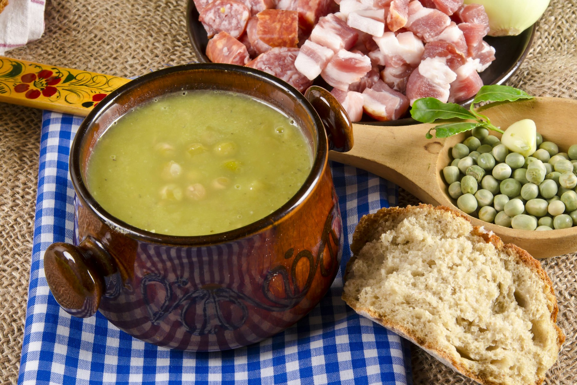 Das Rezept für unsere Erbensuppe stammt von einem NVA-Koch. 