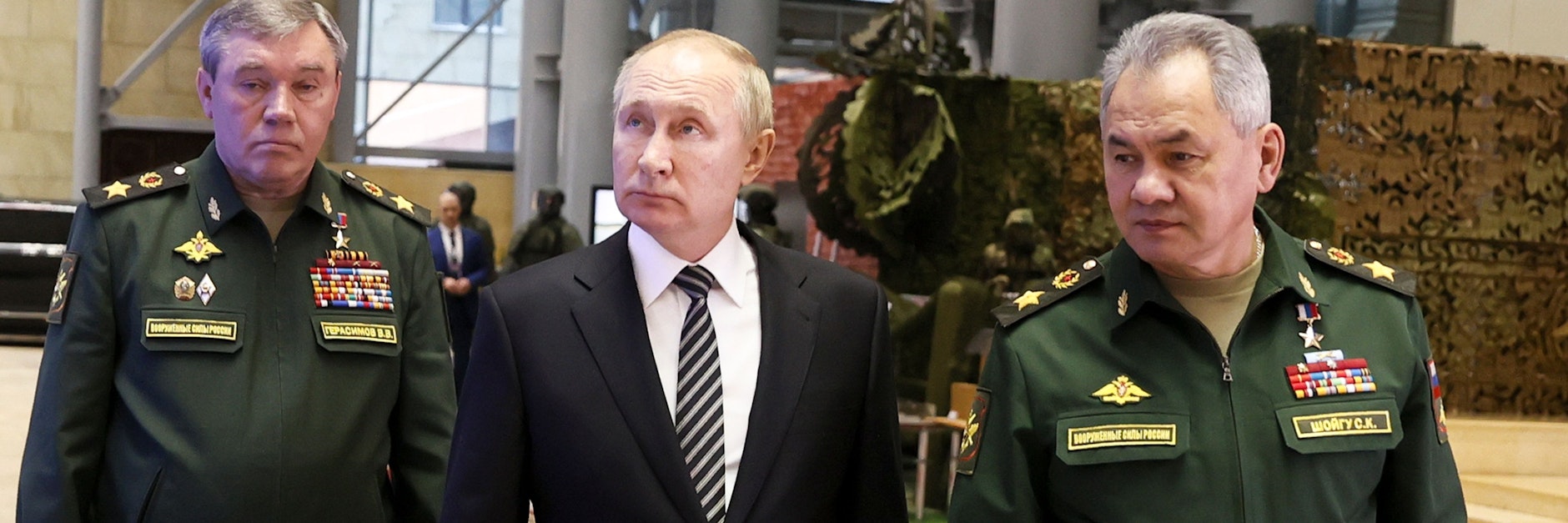 Kremlchef Wladimir Putin (M.), der Generalstabschef Waleri Gerassimow (l.) und Verteidigungsminister Sergej Schoigu.