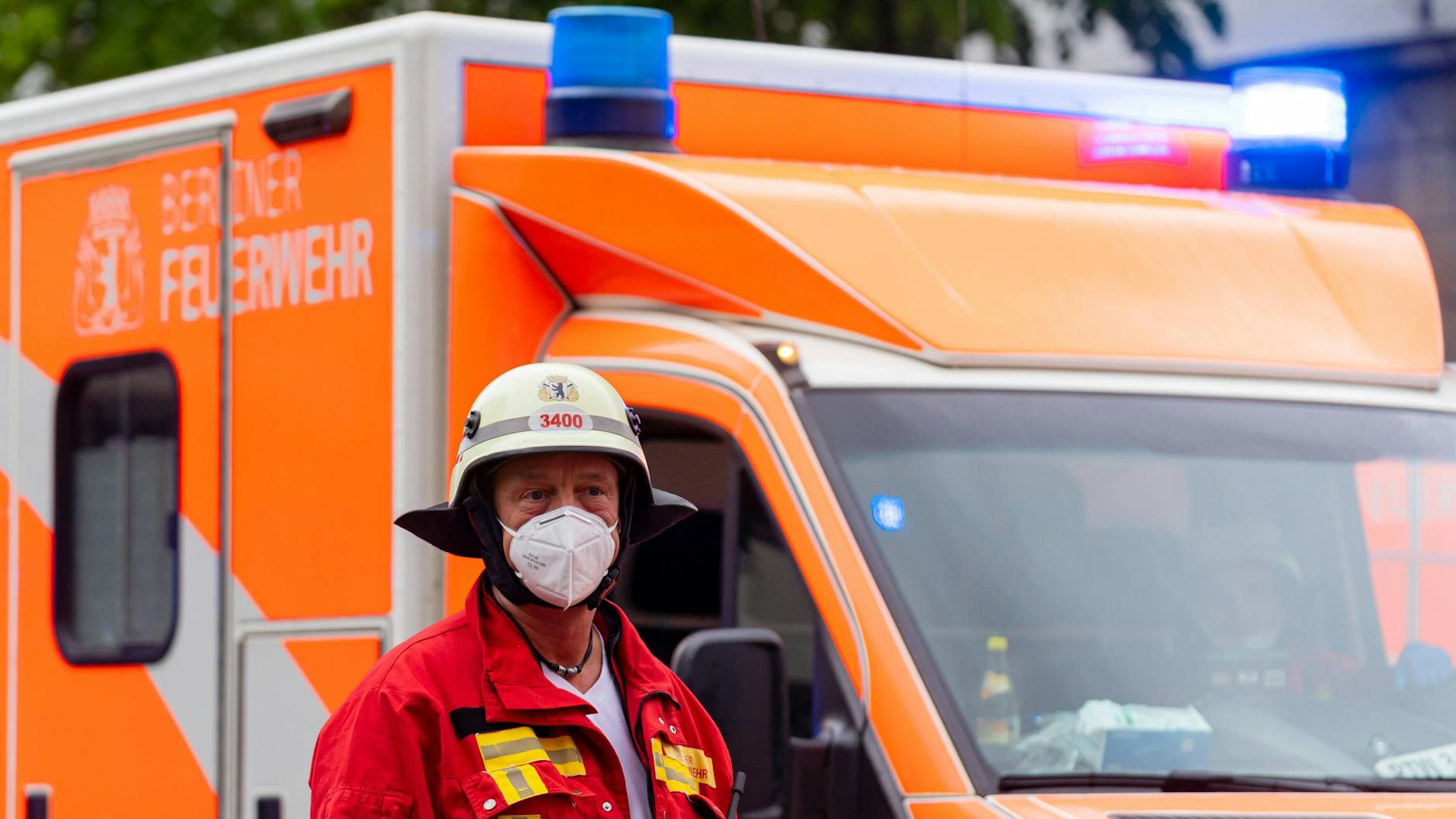 Rettungskräfte der Berliner Feuerwehr stehen an einem Einsatzort (Symbolbild).