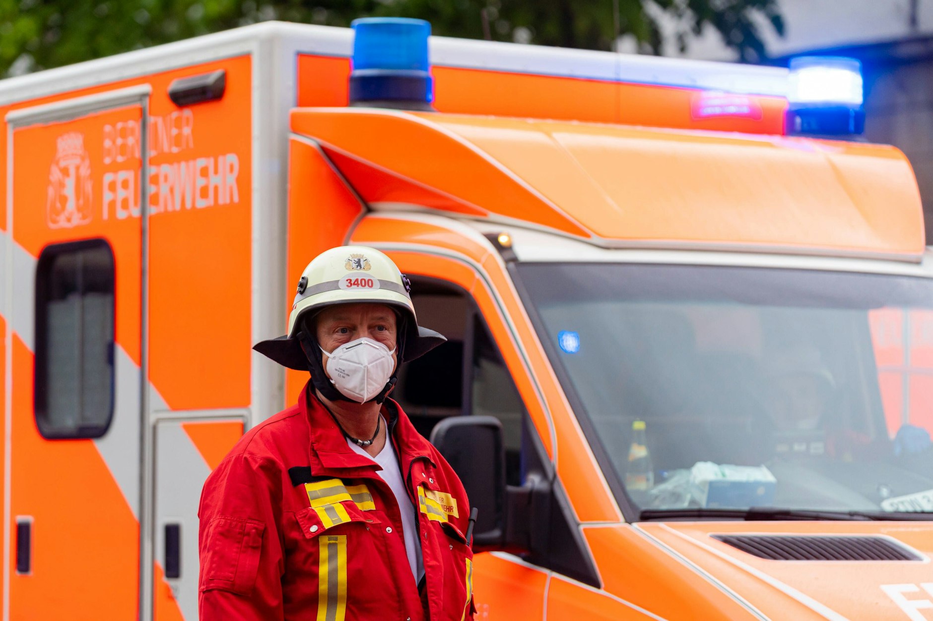 Ein Berliner Rettungssanitäter bei einem Feuerwehreinsatz