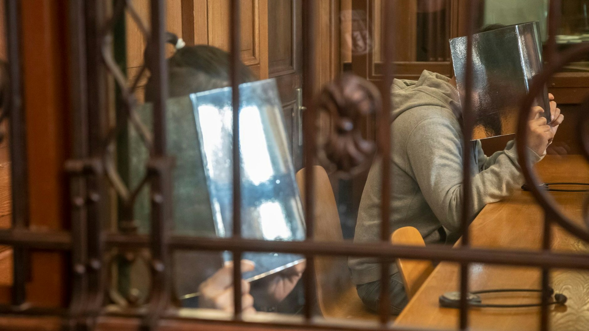 Seyed Mahdi H. (l.) und Sayed Yousuf H. sollen ihre Schwester Maryam H. ermordet und die Leiche im Koffer nach Bayern transportiert haben.