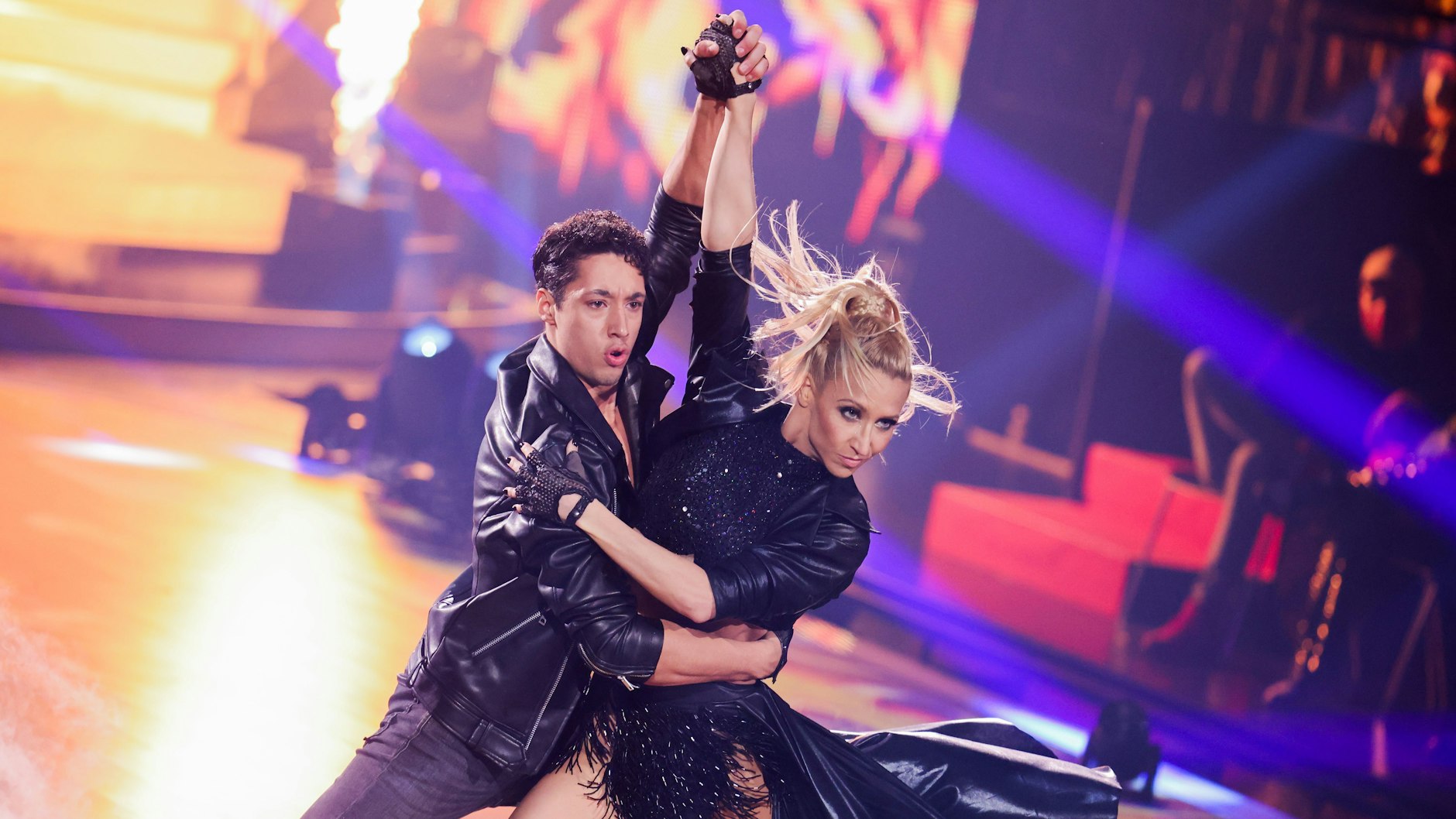 „Ninja Warrior“-Star René Casselly legte in Show zwei bei „Let’s Dance“ mit Kathrin Menzinger eine flotte Sohle aufs Parkett.