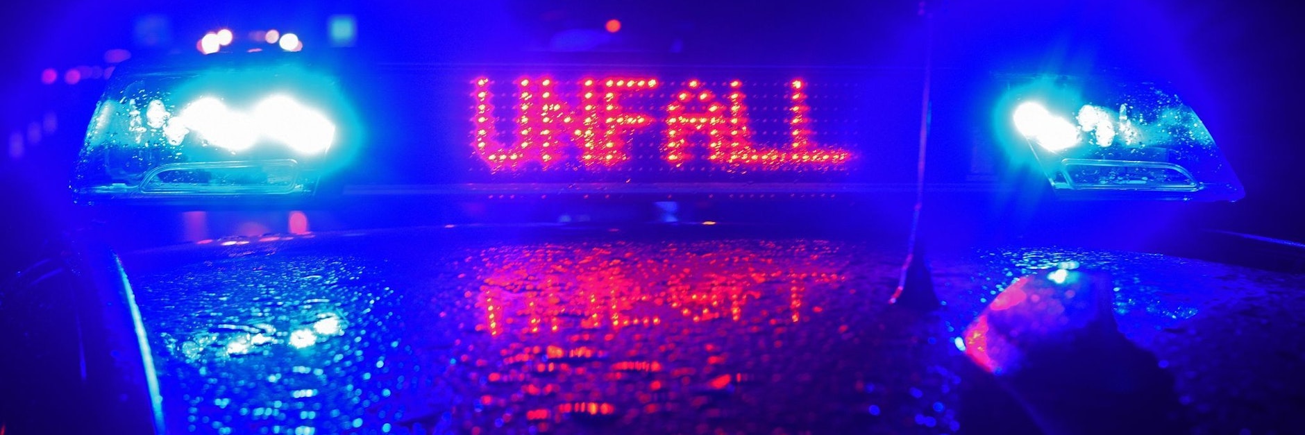 Ein Einsatzwagen der Polizei steht an einer Unfallstelle.