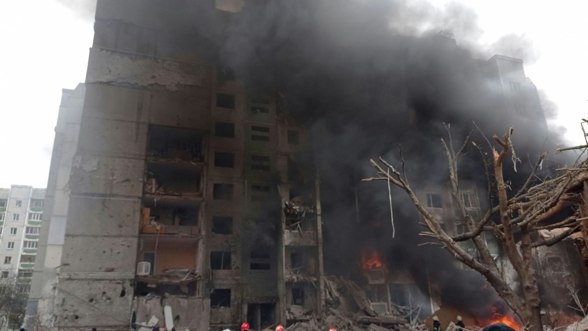 Feuerwehrleute löschen ein Feuer in Stadtzentrum von Tschernihiw. Russland hat seine Angriffe auf belebte Städte ausgeweitet, was von Präsident Selenskyj als Terrorkampagne bezeichnet wurde.