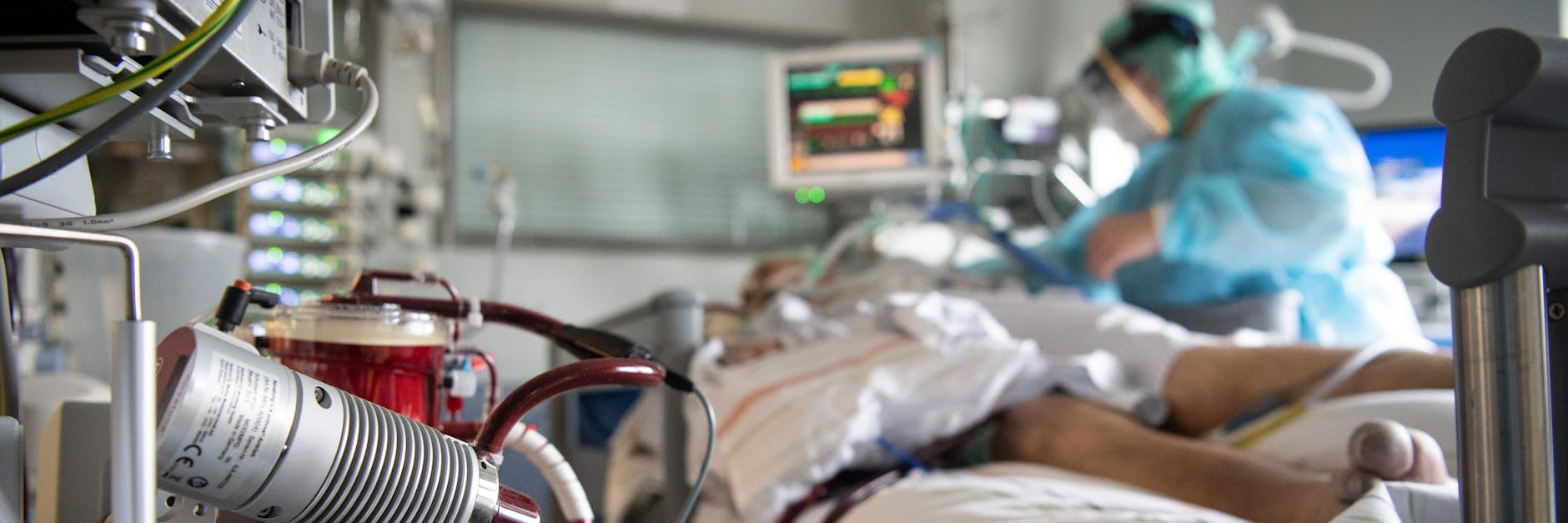 Eine Corona-Intensivstation: In Brandenburg nehmen die Krankenhauseinweisungen mit Covid-19 wieder zu.