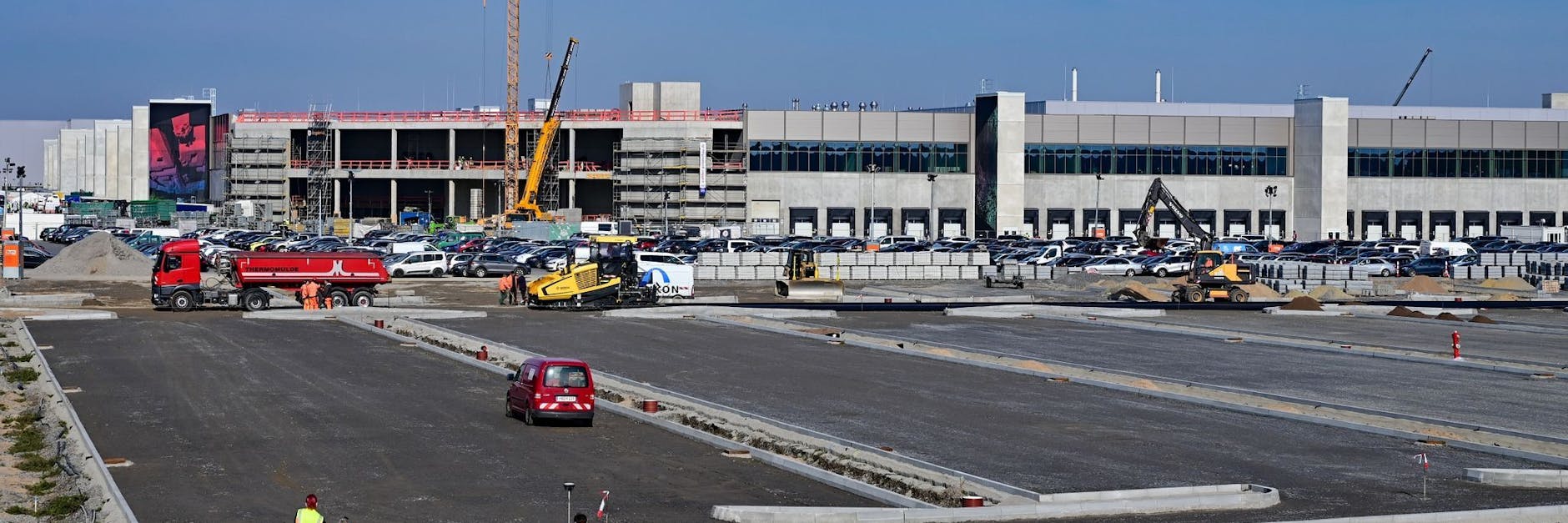 Eine Entscheidung über die Genehmigung der Fabrik von US-Elektroautobauer Tesla in Grünheide ist gefallen.