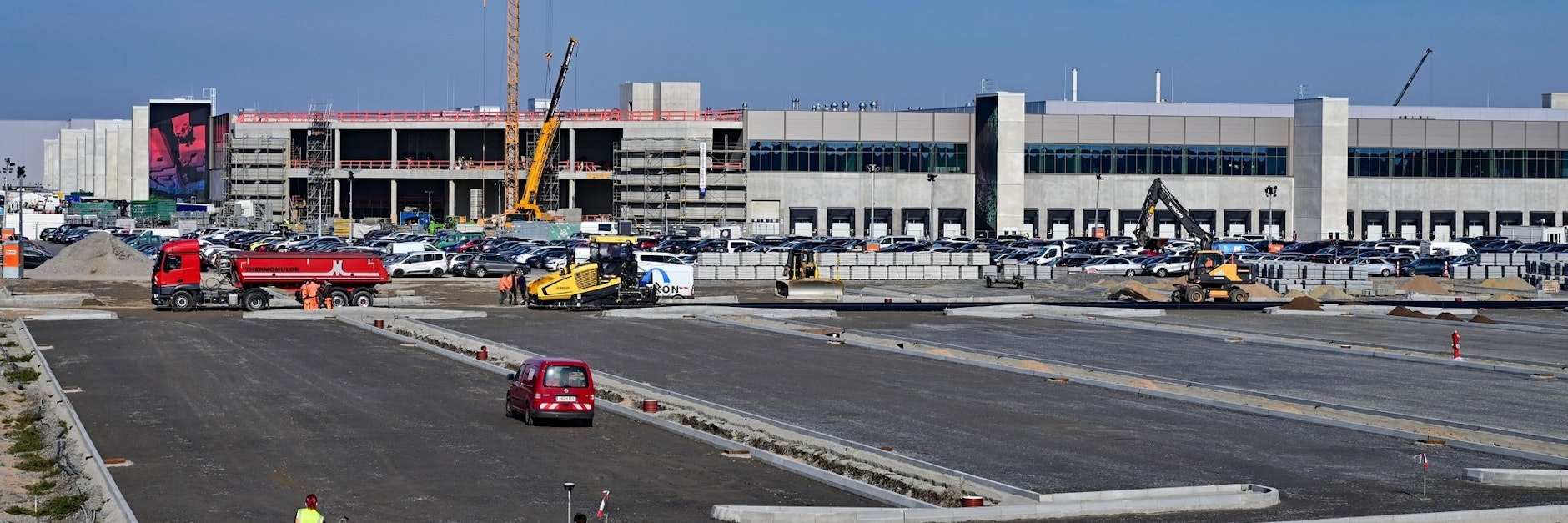 Eine Entscheidung über die Genehmigung der Fabrik von US-Elektroautobauer Tesla in Grünheide ist gefallen.