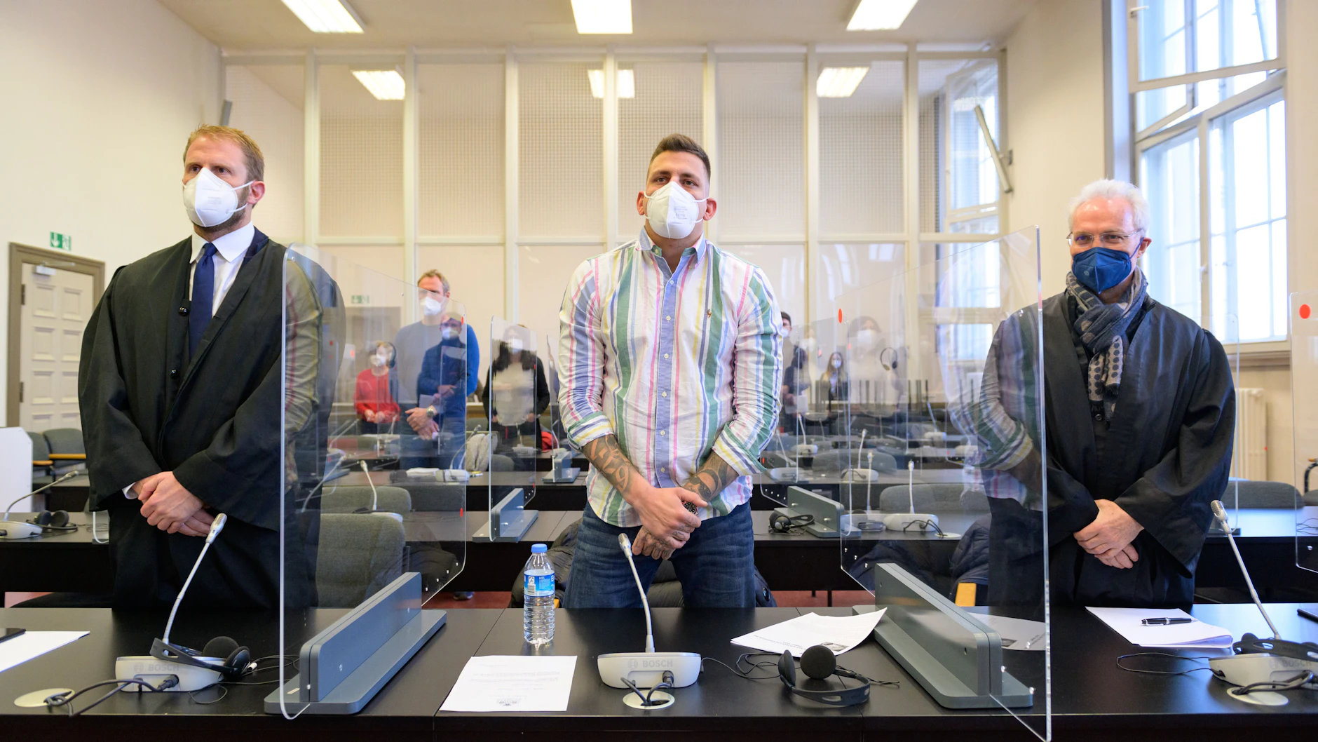 Rapper Gzuz (bürgerlich: Kristoffer Jonas Klauß) nimmt das Urteil entgegen.  