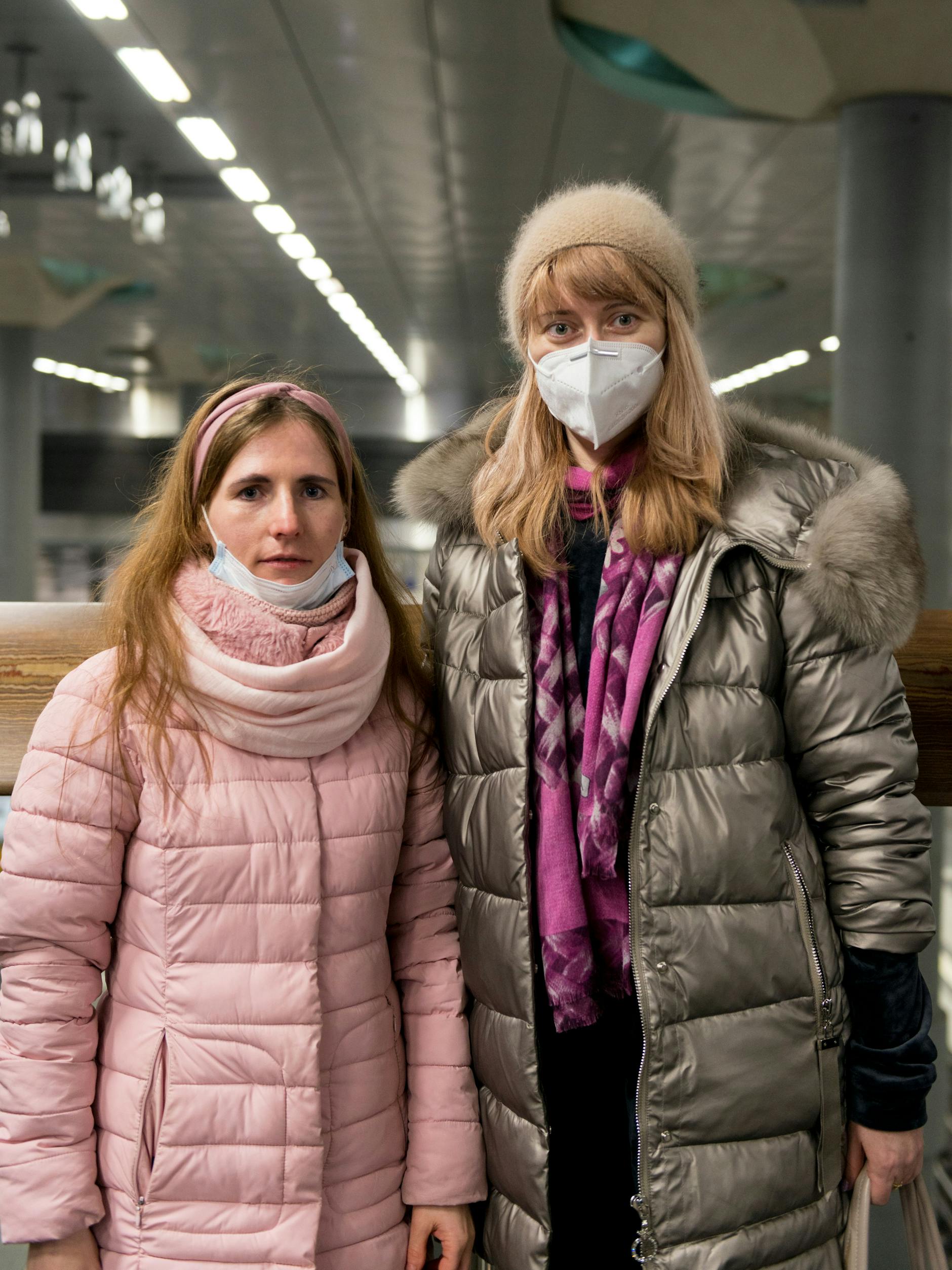 Marina Kosolapowa (l.) aus Kiew und Swetlana Rempowitsch (r.) aus Dnipro. Die beiden Frauen sind aus der Ukraine allein gereist, lernten sich erst im Zug aus Warschau kennen.