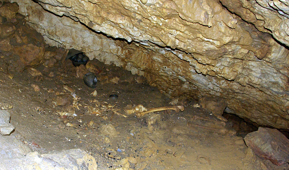 Menschliche Knochen und Tierknochen liegen in der Grabhöhle in Frankreich.