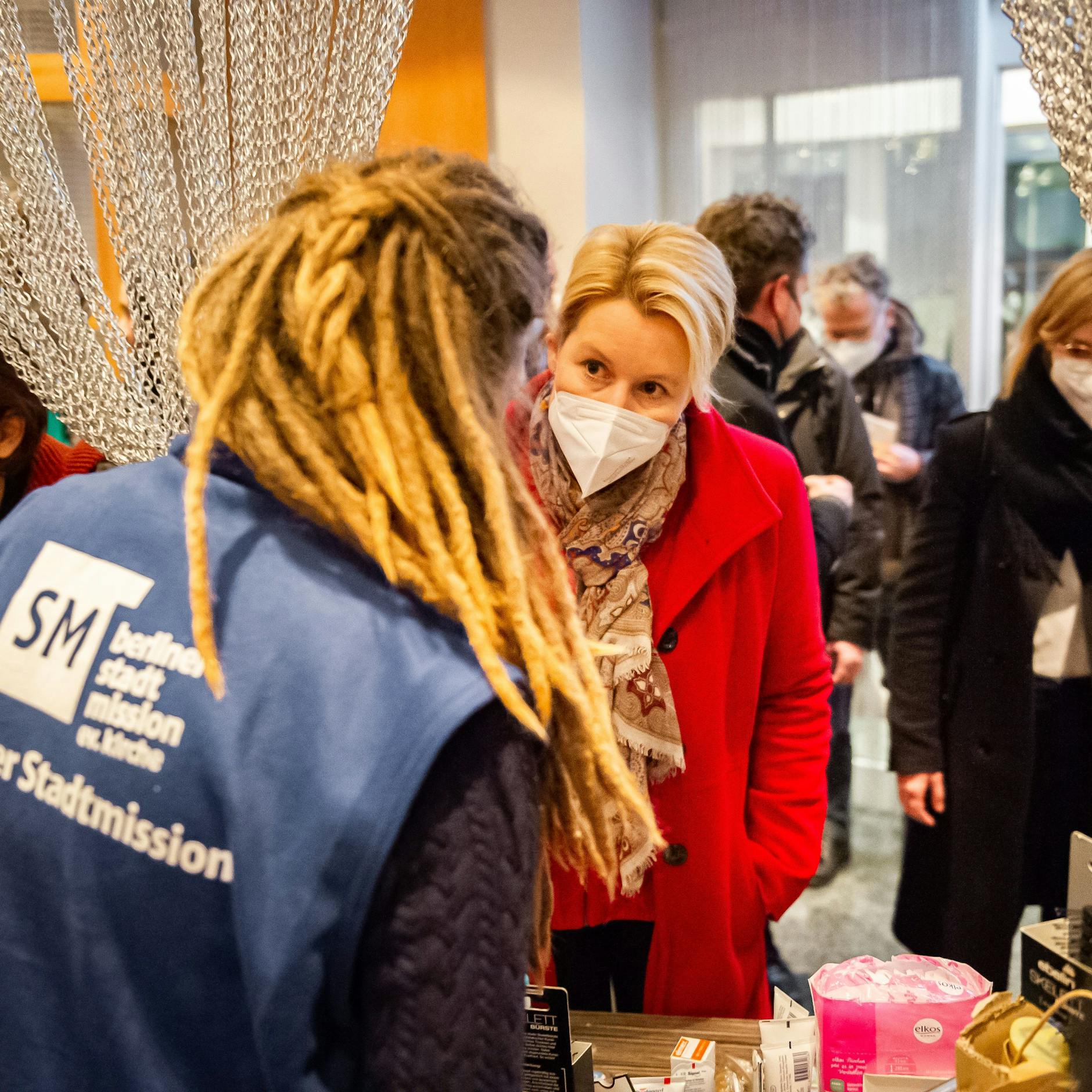 Franziska Giffey in einer Erstaufnahmestelle für Geflüchtete.