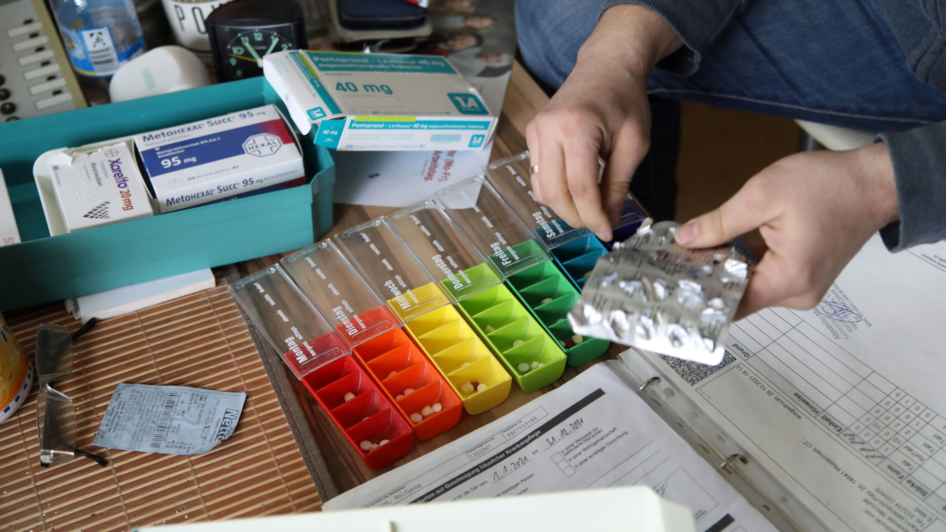 Tabletten für eine Woche werden sortiert.