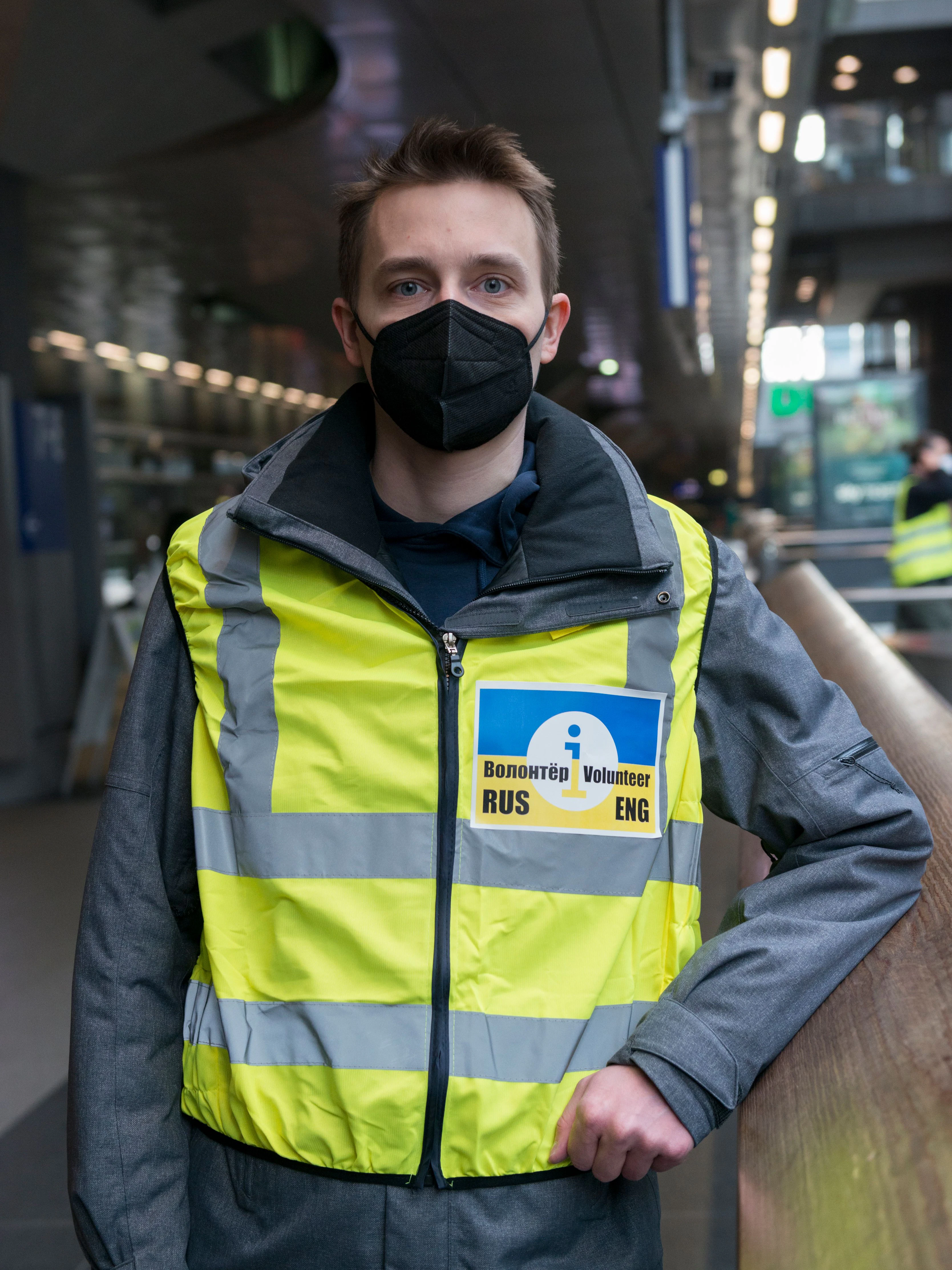 „Putin ist endgültig verrückt geworden“: Denis, einer der freiwilligen Helfer für die ukrainischen Flüchtlinge am Hauptbahnhof.