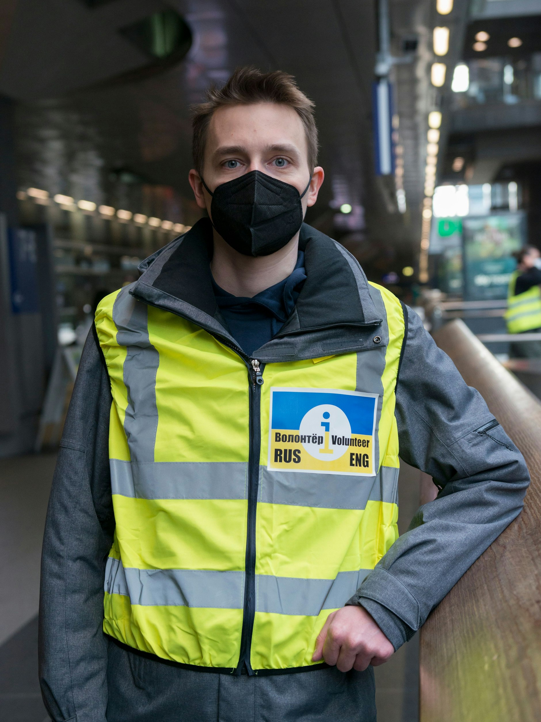 „Putin ist endgültig verrückt geworden“: Denis, einer der freiwilligen Helfer für die ukrainischen Flüchtlinge am Hauptbahnhof.