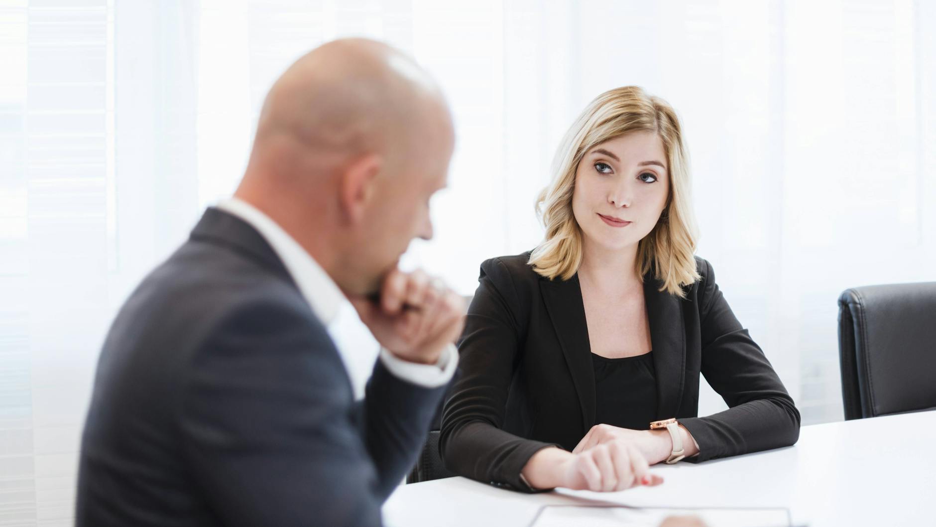 Nicht nur die inhaltlichen Argumente zählen bei der Gehaltsverhandlung. Auch die eigene Einstellung ist wichtig.