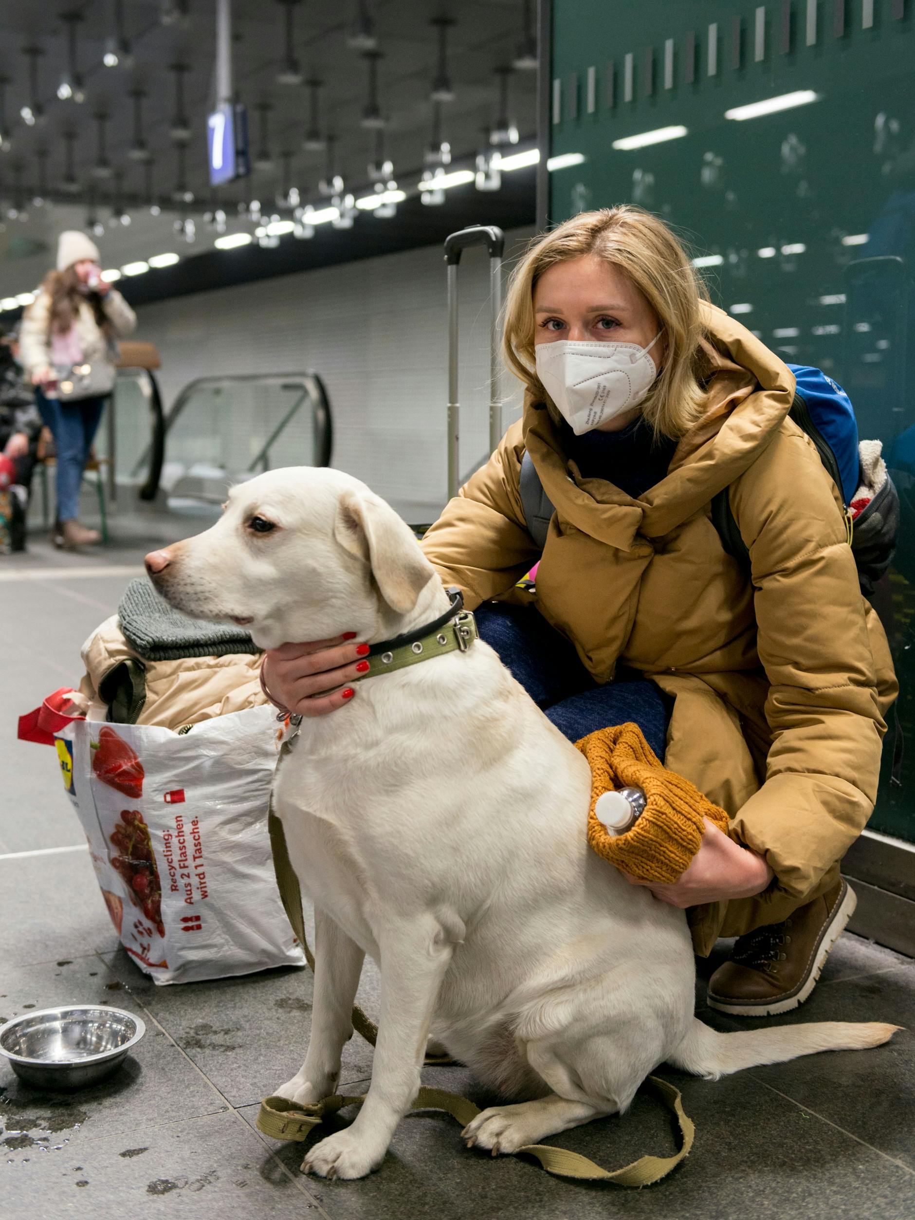 Galina S. aus Chernivtsi mit ihrer Hündin, Chelsea, nach ihrer Ankunft am Berliner Hauptbahnhof.