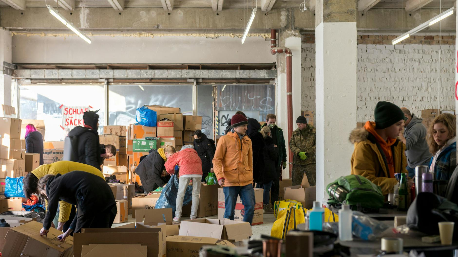 Solidarität am Alexanderplatz: Im Haus der Statistik sammelt der belarussische Verein Razam Hilfsgüter für die Ukraine.