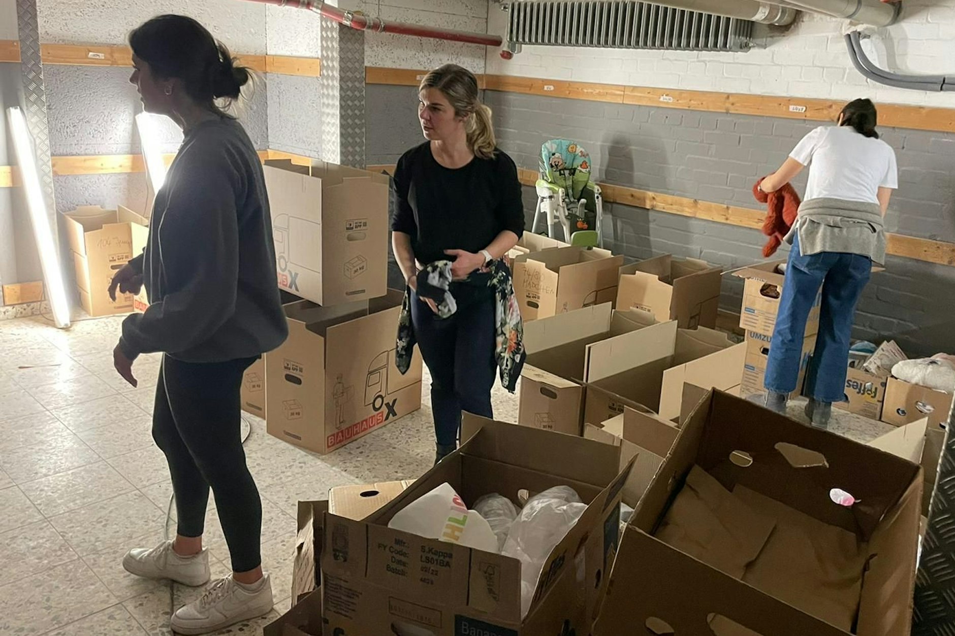 Mitarbeiterinnen der Chabad-Gemeinde sortieren Spenden für die Kinder aus Odessa.