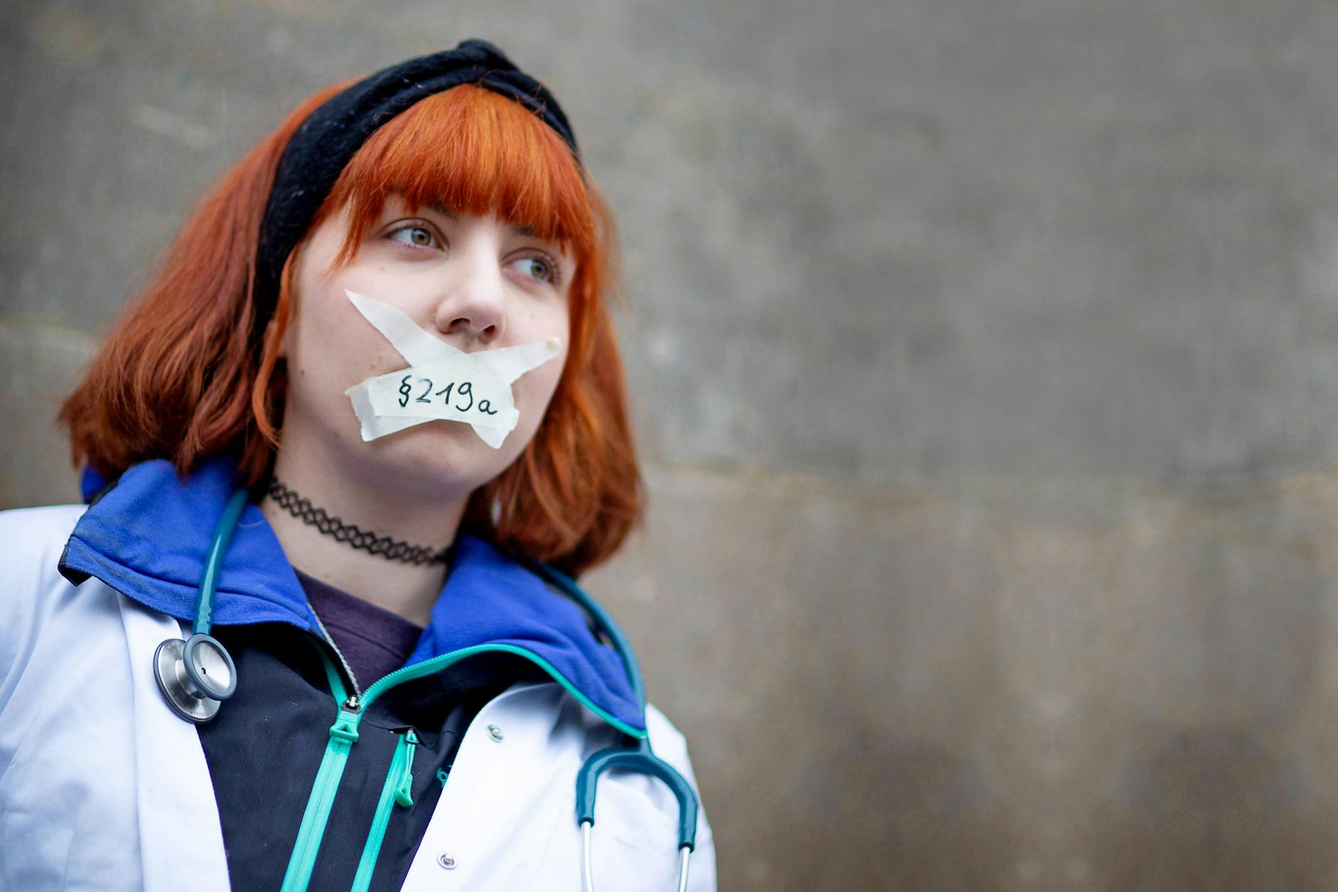 Eine Demonstrantin protestiert für die Streichung des Paragrafen 219a in Berlin.