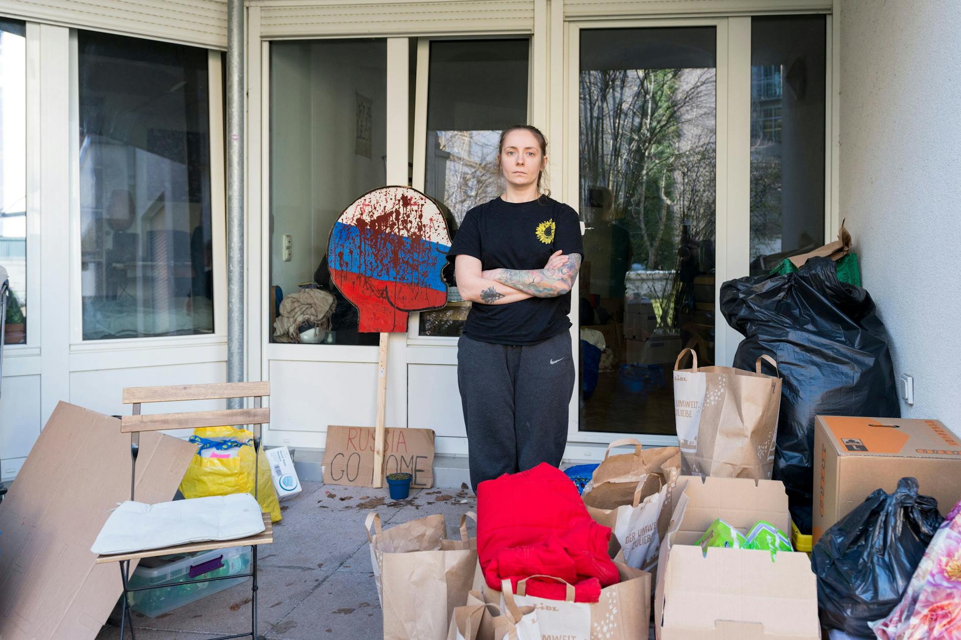 In Berlin-Mitte sammelt die gebürtige Kiewerin Natalia Spenden und Hilfsgüter für Menschen an der Front.