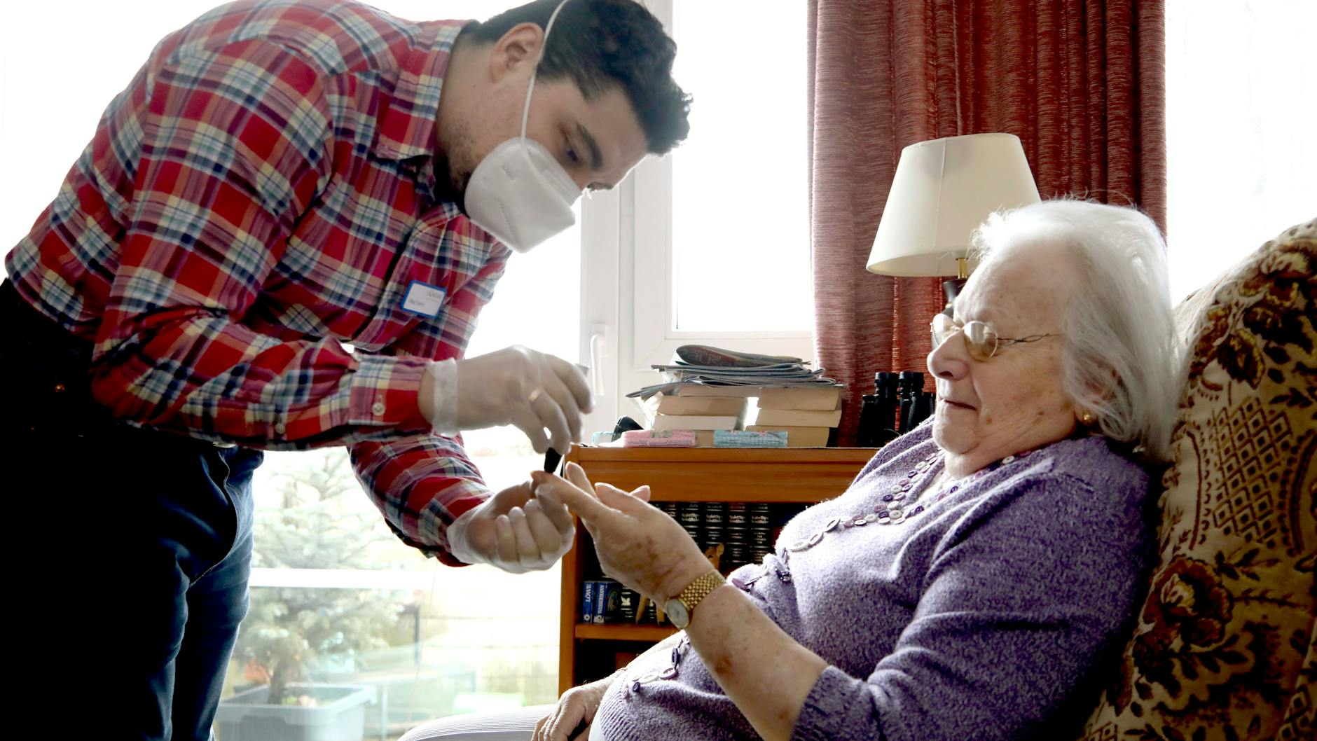 Oleg Flomin (34) arbeitet in der mobilen Hauskrankenpflege. Zu seinen Aufgaben gehört das Verabreichen von Insulin, nachdem der Blutzuckerspiegel gemessen wurde.