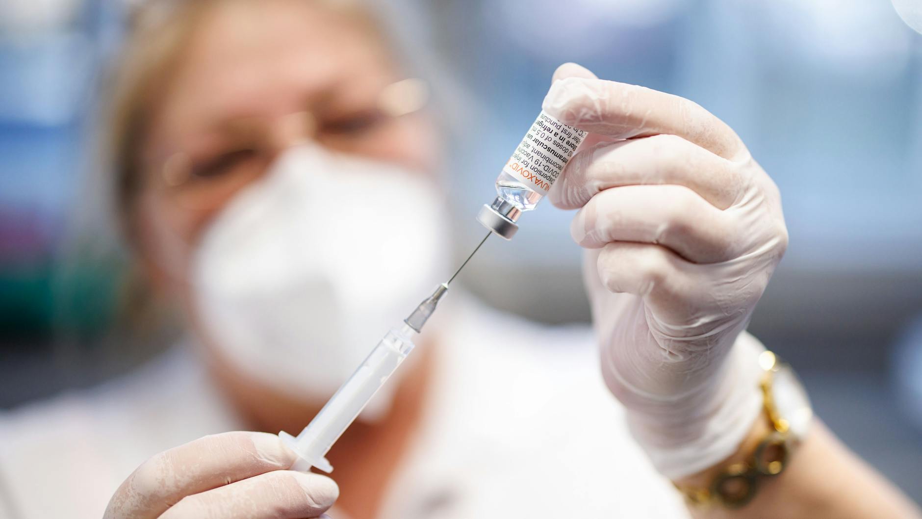 Eine Krankenschwester zieht eine Novavax-Spritze auf (Symbolbild).