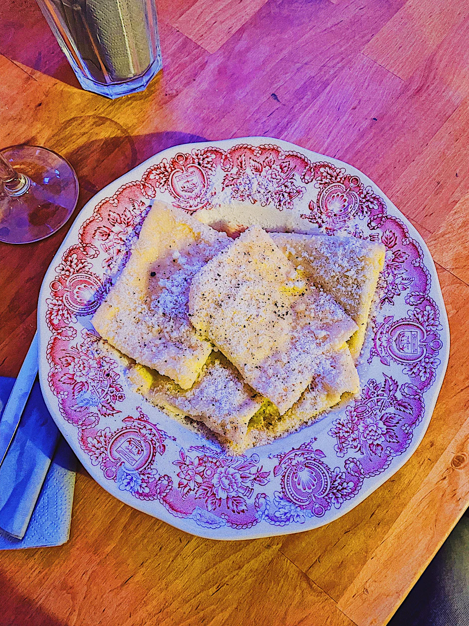 Ausgezeichnete Wahl, der Food-Kritiker muss sich dafür selber loben: Ravioli mit Spinat-Ricotta-Füllung.