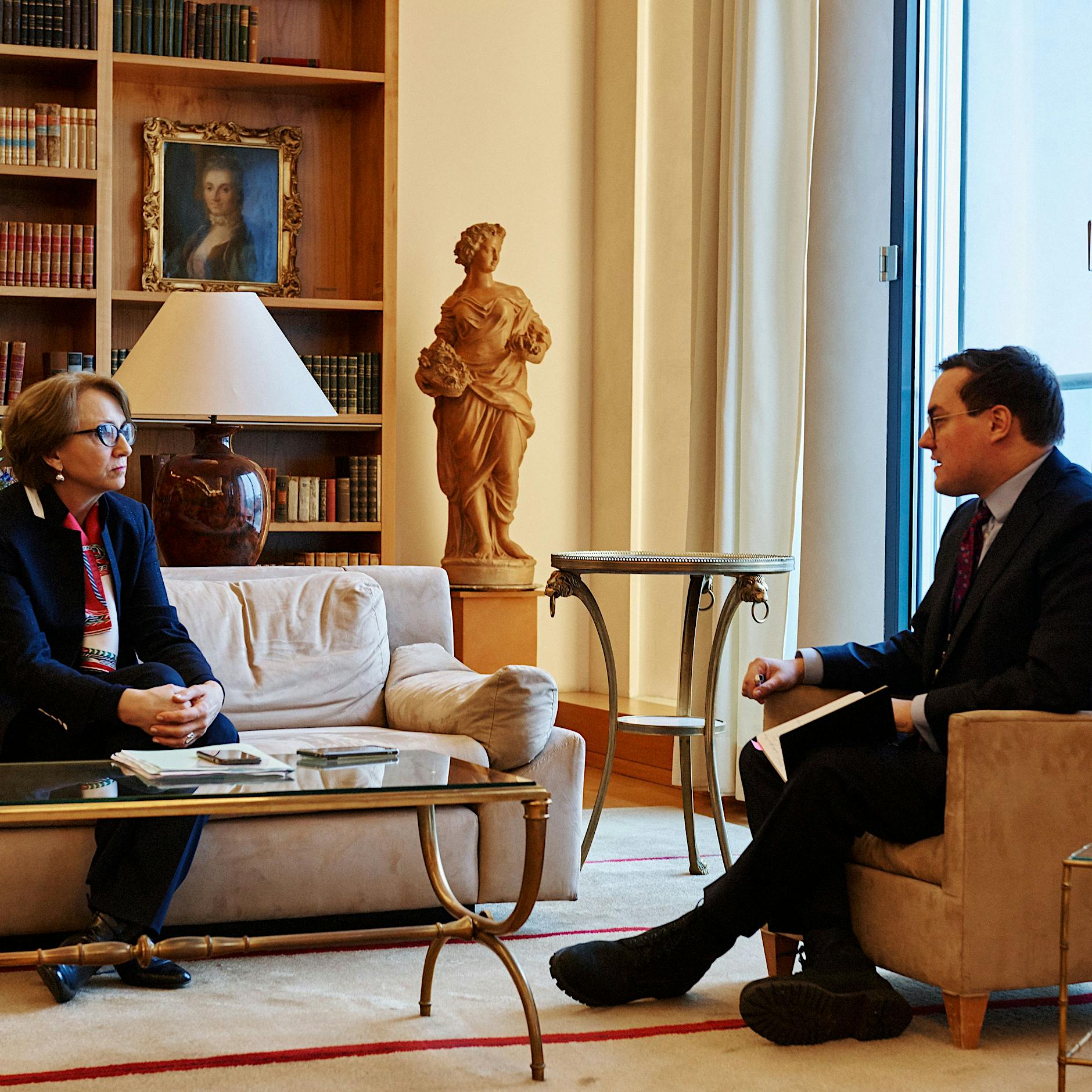 Französische Botschafterin: „Der Krieg bringt unsere Überlegungen durcheinander“