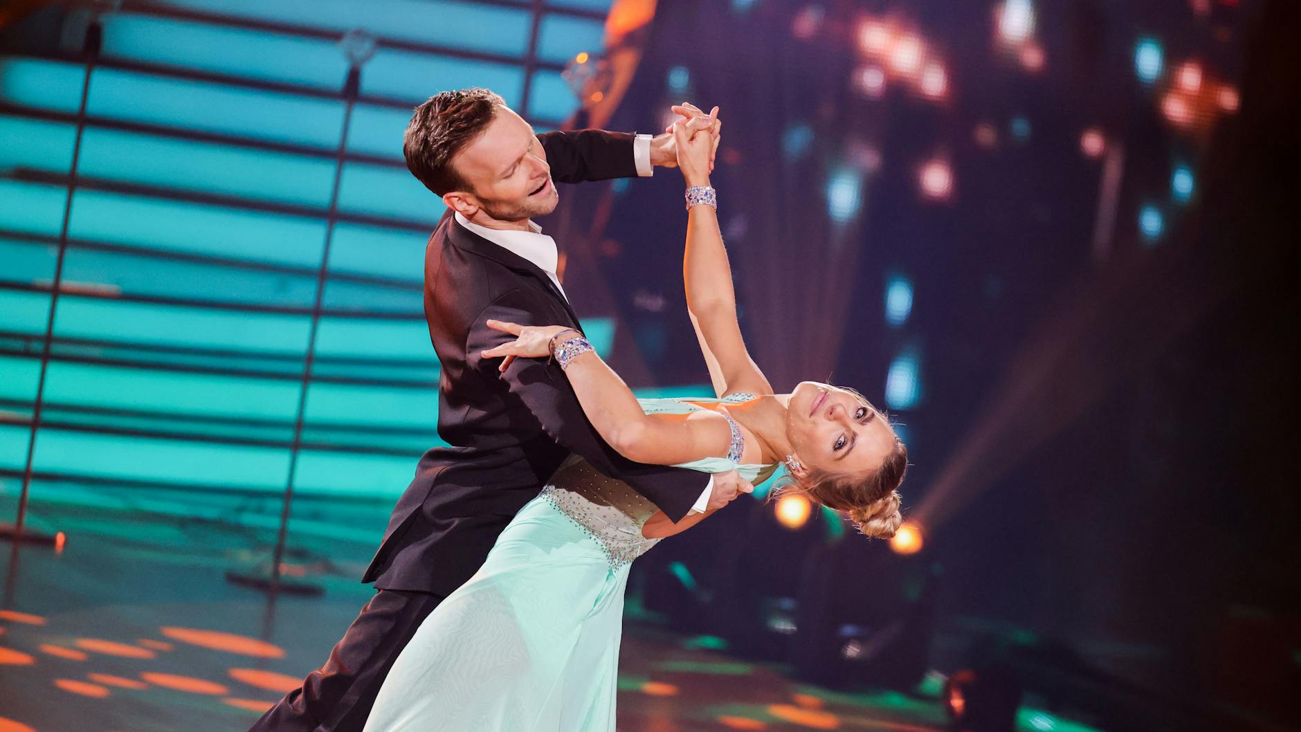 Schauspielerin Sarah Mangione tanzt bei „Let’s Dance“ mit Vadim Garbuzov.