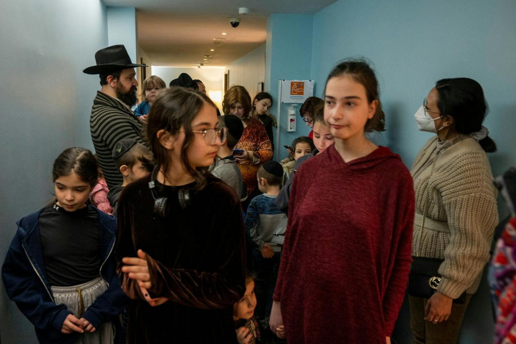 Einige der Kinder aus Odessa nach ihrer Ankunft in einem Flur im Hotel.