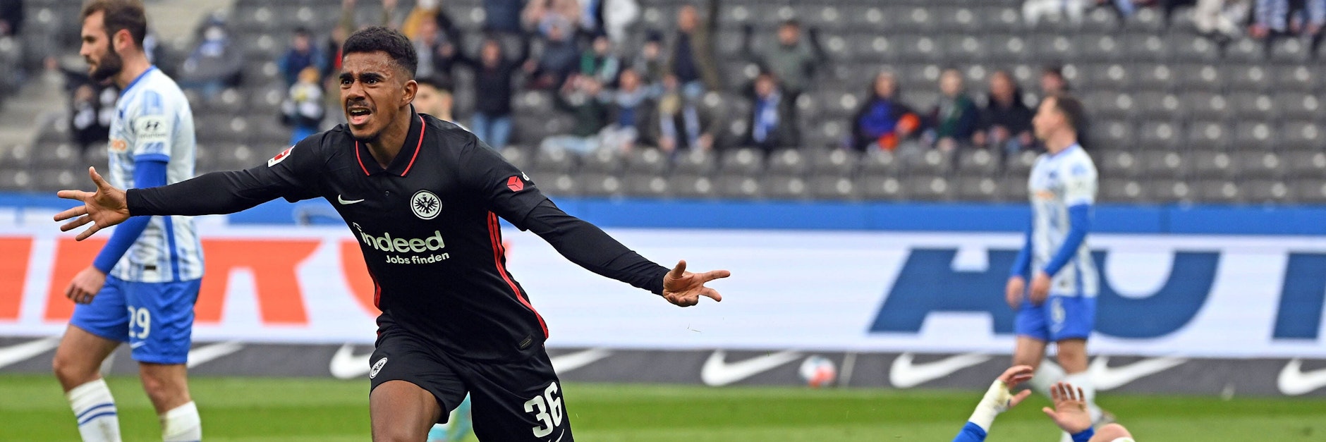 Frankfurts jubelt und Herthas Maxi Mittelstädt liegt am Boden.