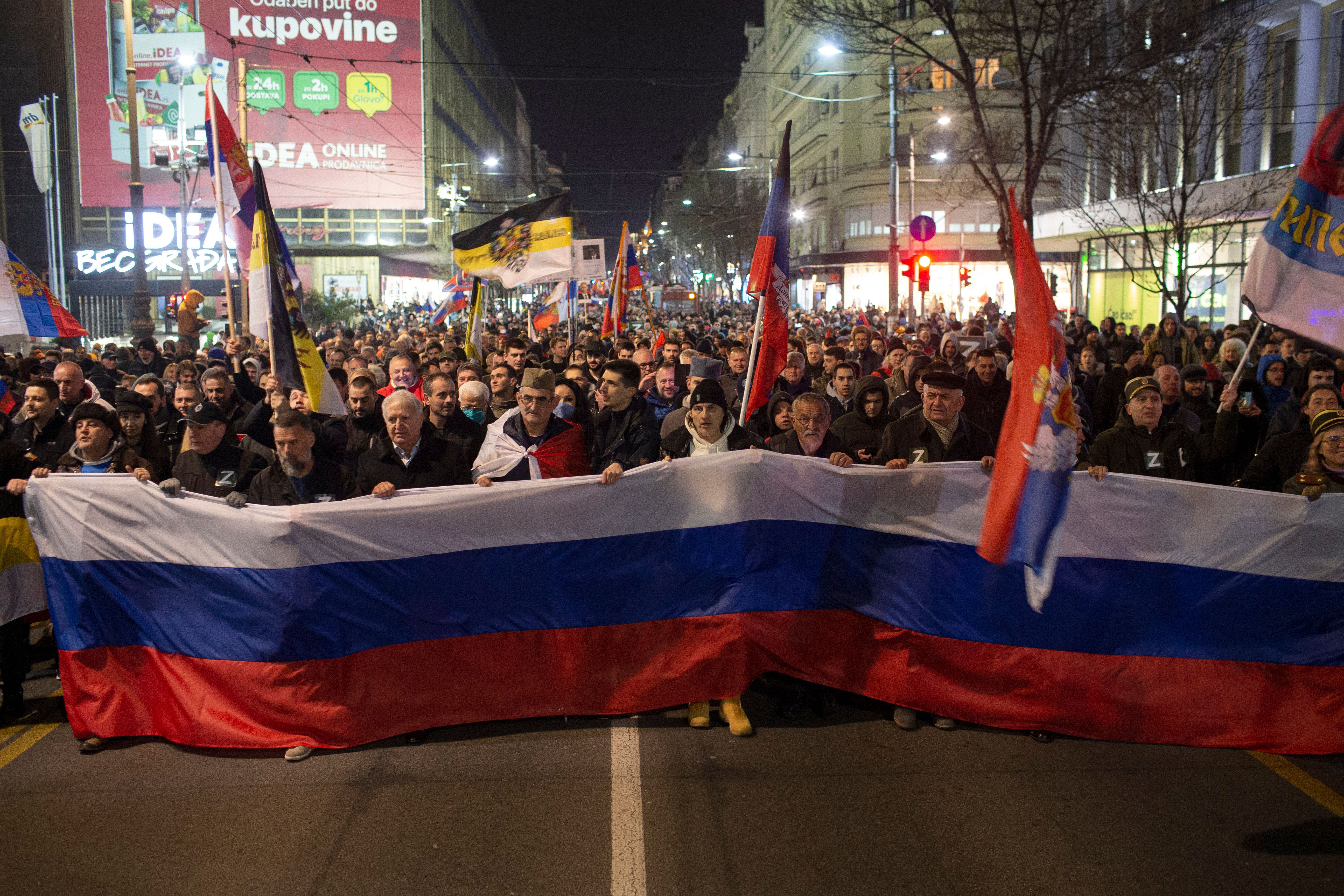 Image - Unglaubliche Bilder mitten in Europa: Hier demonstrieren sie für Putin und seinen Krieg – „Russland befreit die Welt“