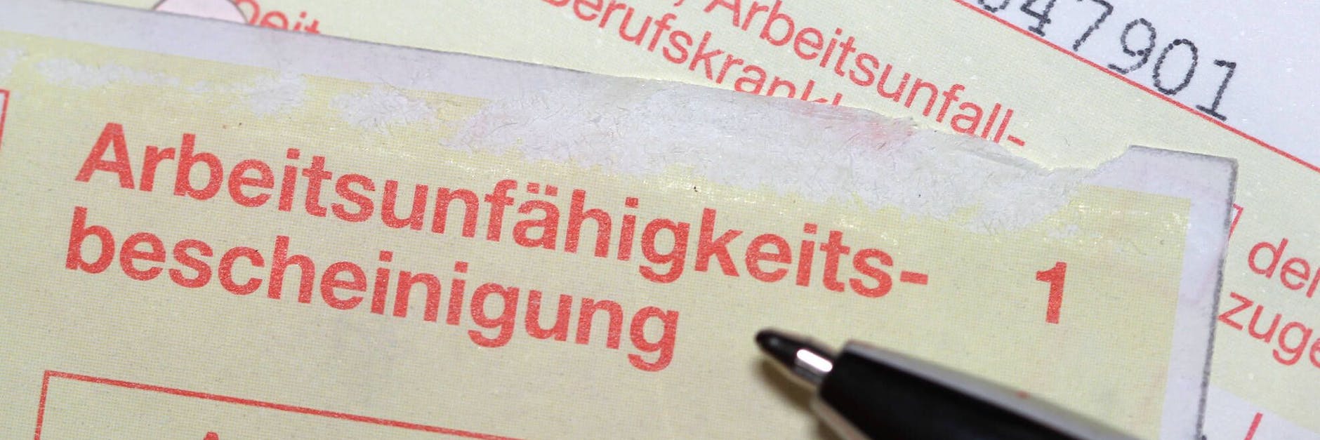 Der Krankenschein, wie der Volksmund die Arbeitsunfähigkeitsbescheinigung nennt, wird bis auf Weiteres so ausgestellt, wie gehabt.